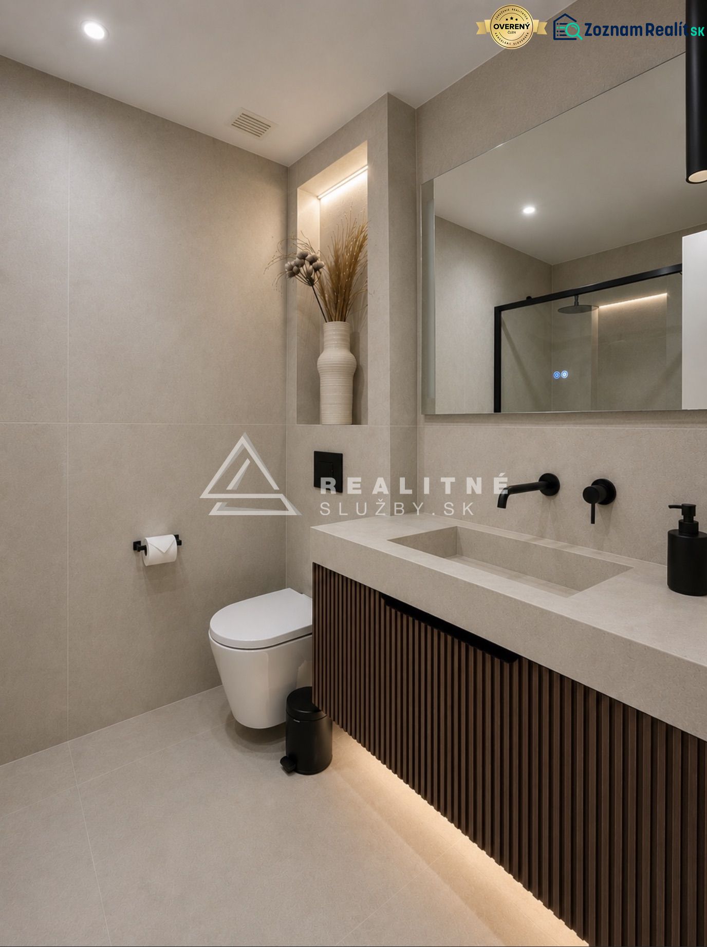 Badezimmer mit Dusche und Waschbecken mit Spiegel in einer 4-Zimmer-Wohnung.