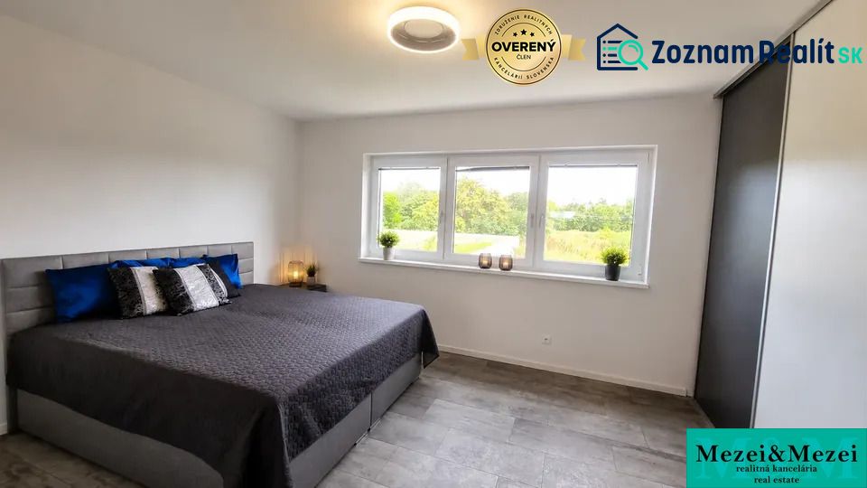 Schlafzimmer mit großem Bett und Aussicht, Einfamilienhaus in Trnava.