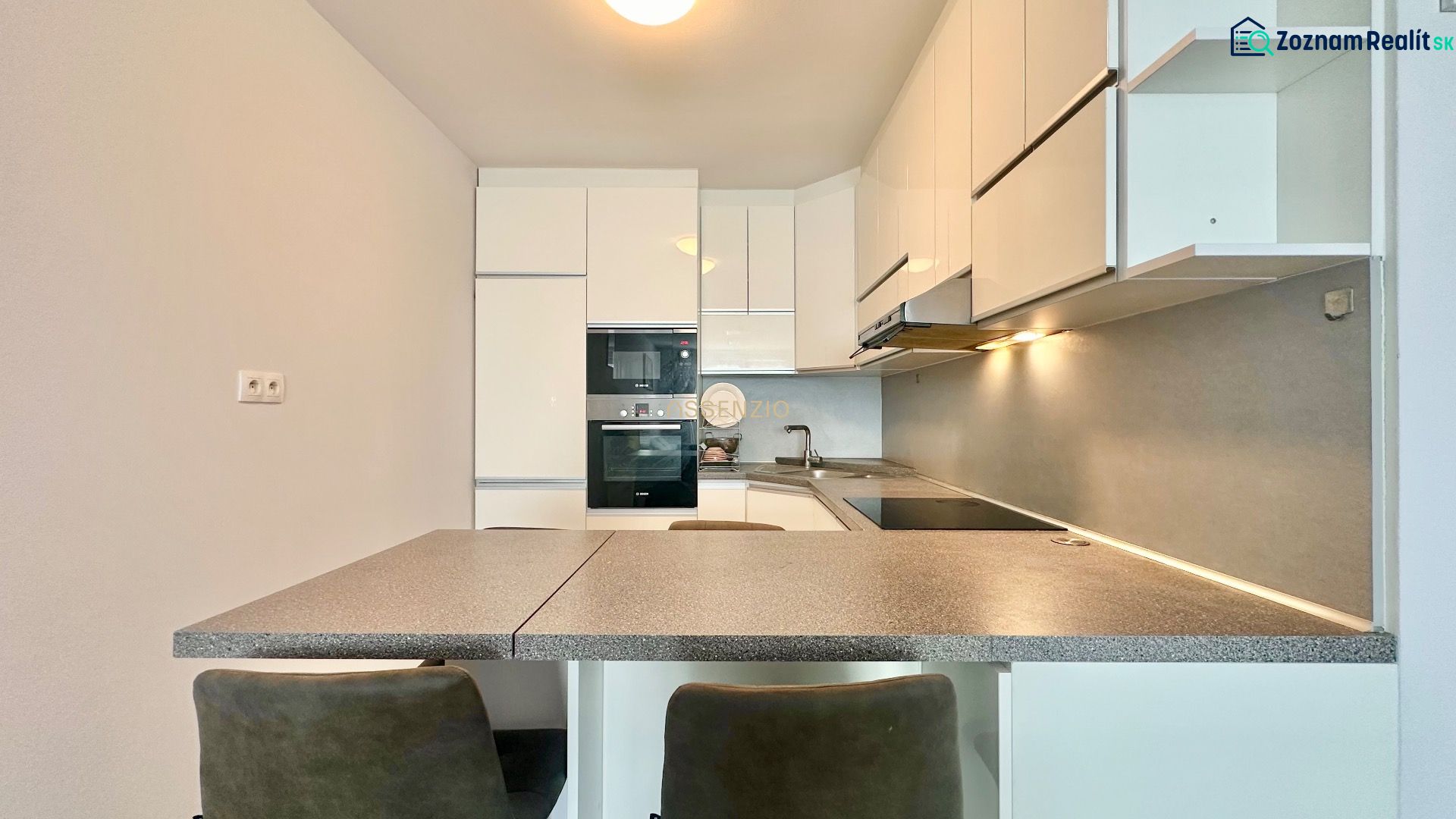 Küche in einer 3-Zimmer-Wohnung mit Eckküche, Kochfeld und eingebauten Geräten.