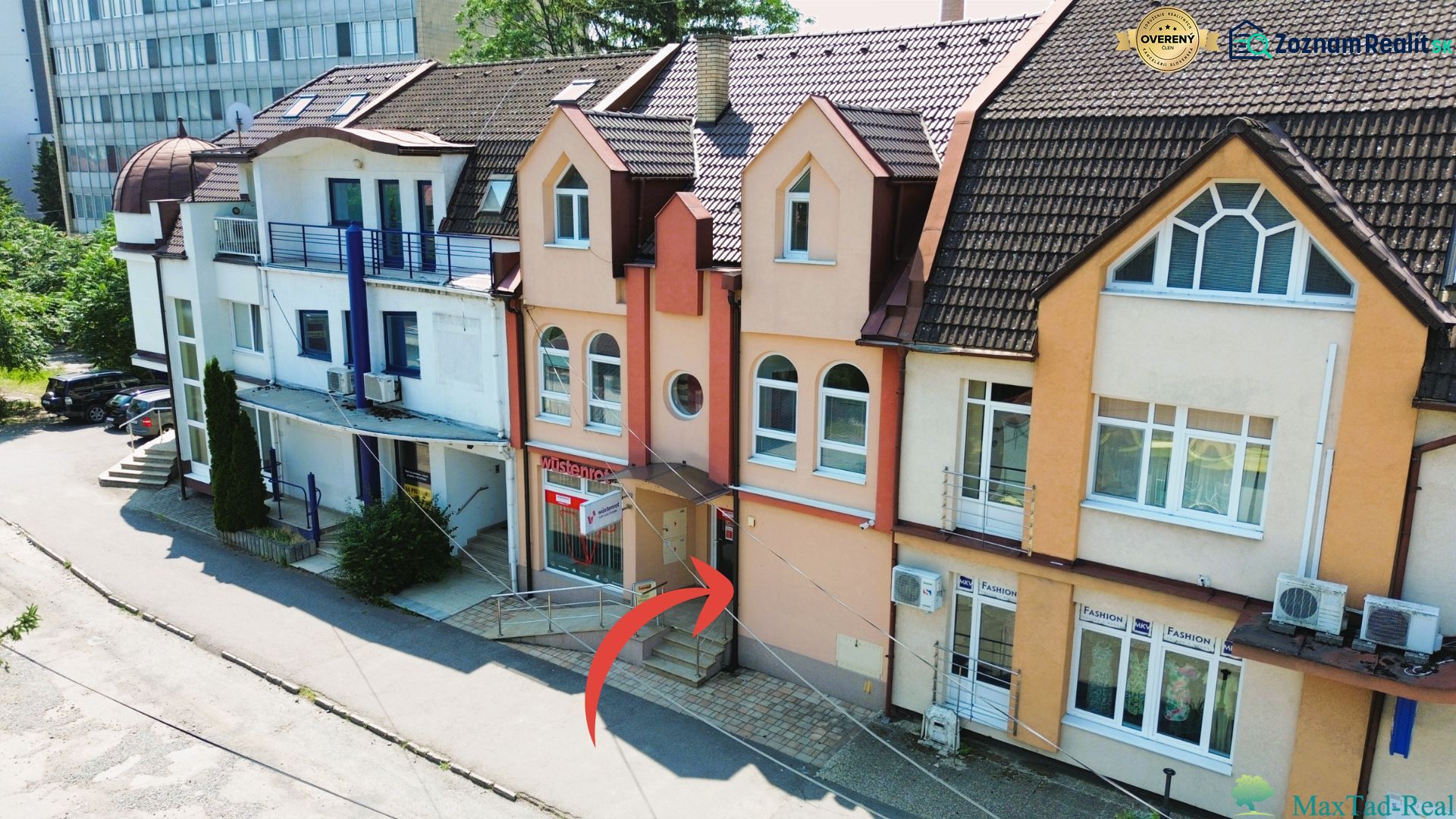 Gebäude in der Jaroslawska-Straße in Michalovce mit einer markierten 4-Zimmer-Wohnung.