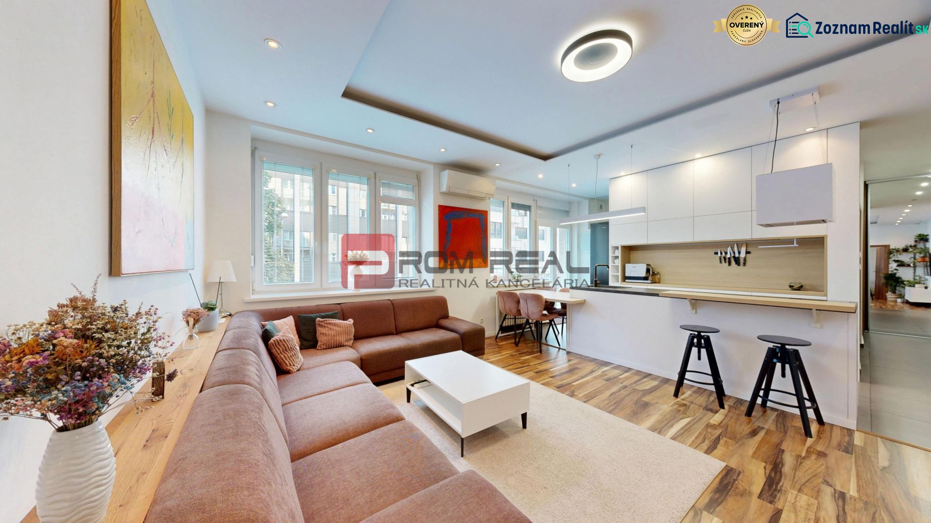 Wohnzimmer mit Sofa, Kunst an der Wand und Holzboden in einer 3-Zimmer-Wohnung.