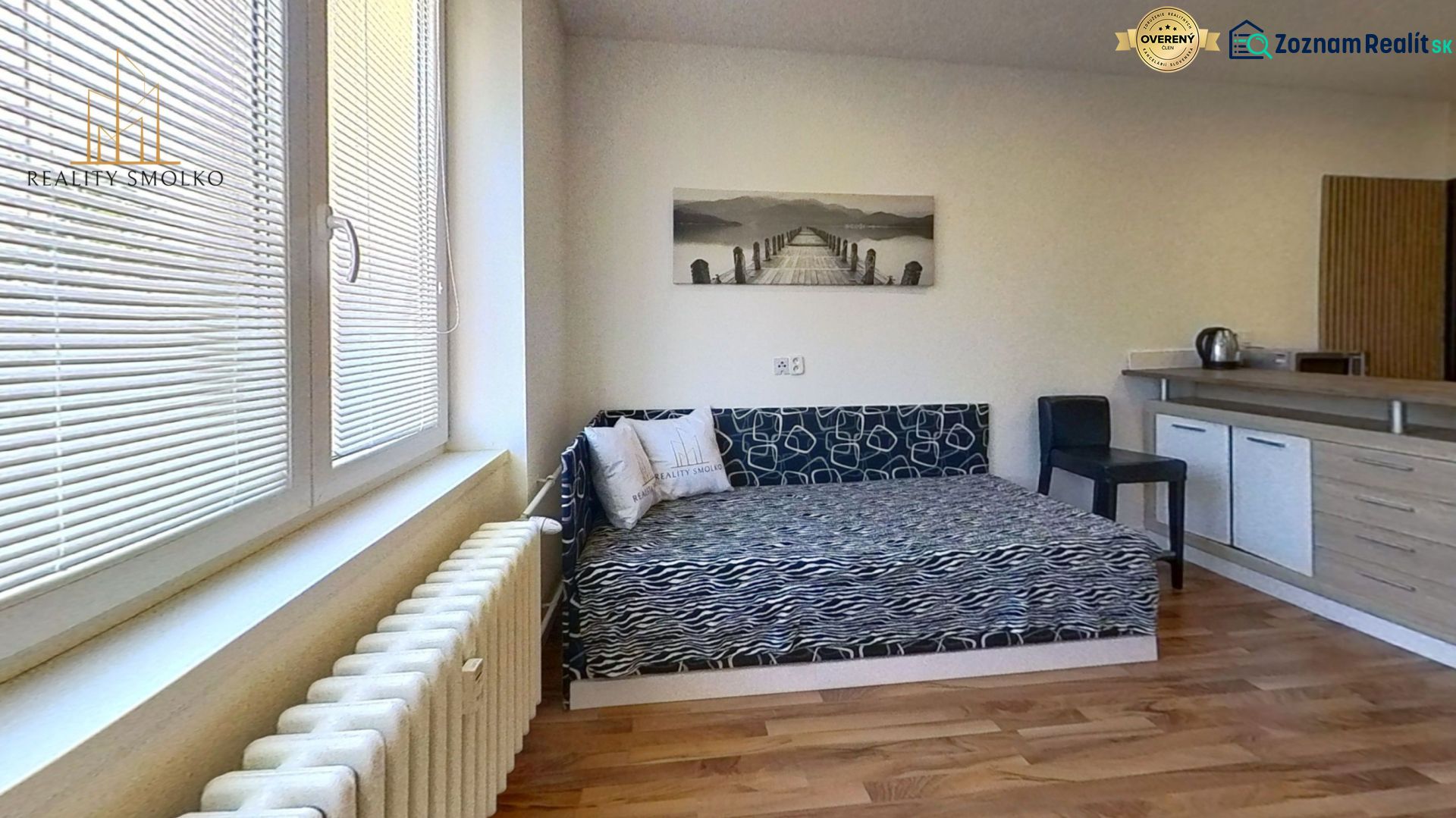 Ferienwohnung mit Sitzgarnitur und Holzboden.