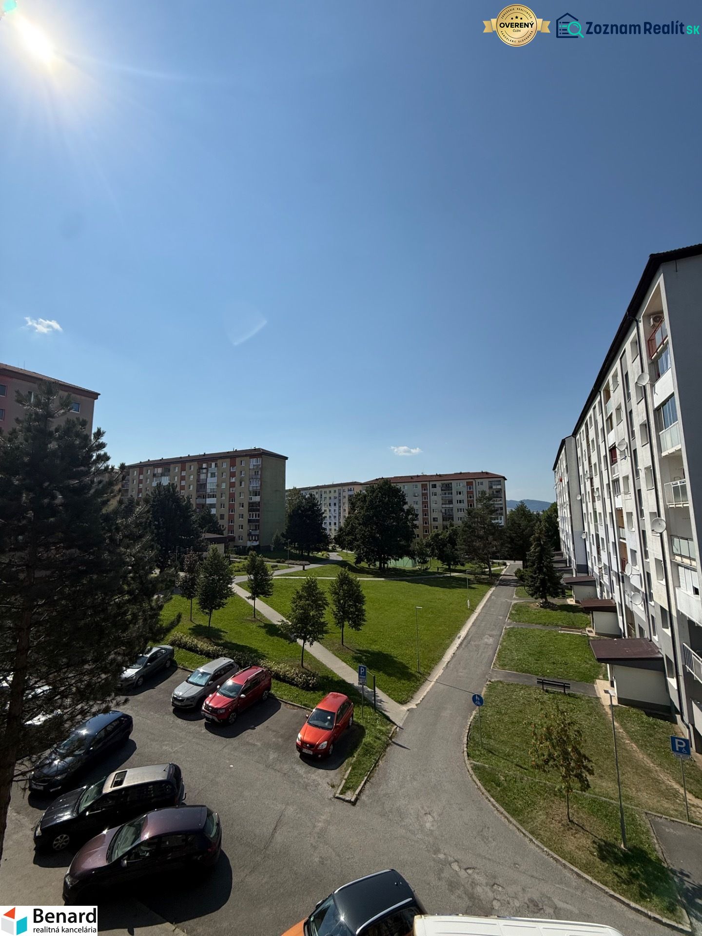 Blick auf die Wohnsiedlung mit Parkplatz, Bäumen und Wohnhäusern in der Mierová-Straße in Stará Ľubovňa.