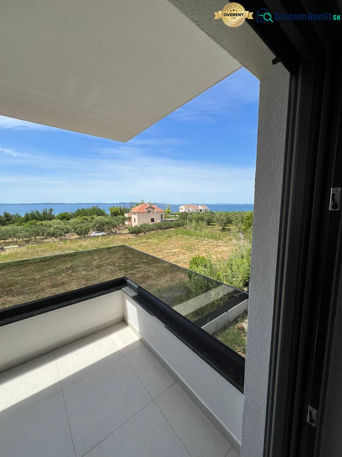 Balkon mit Blick auf Grün und Meer in einer 3-Zimmer-Wohnung in Privlaka.