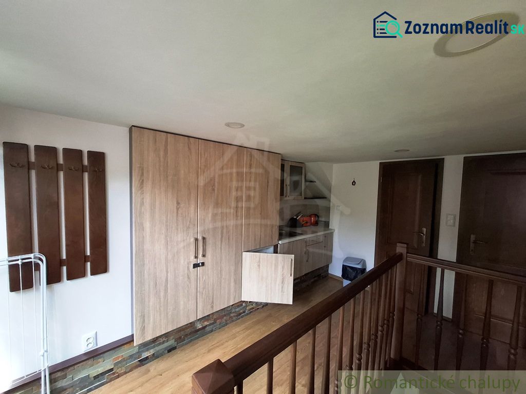 Innenräume von Geschäftsräumen mit Holzboden und Einbauschrank.