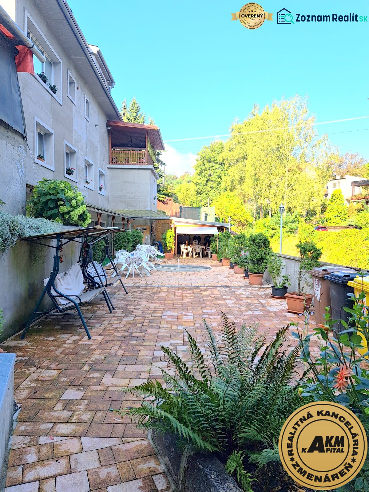 Ein Einfamilienhaus in Zvolen mit einem gepflasterten Hof und einem Gartenpavillon.
