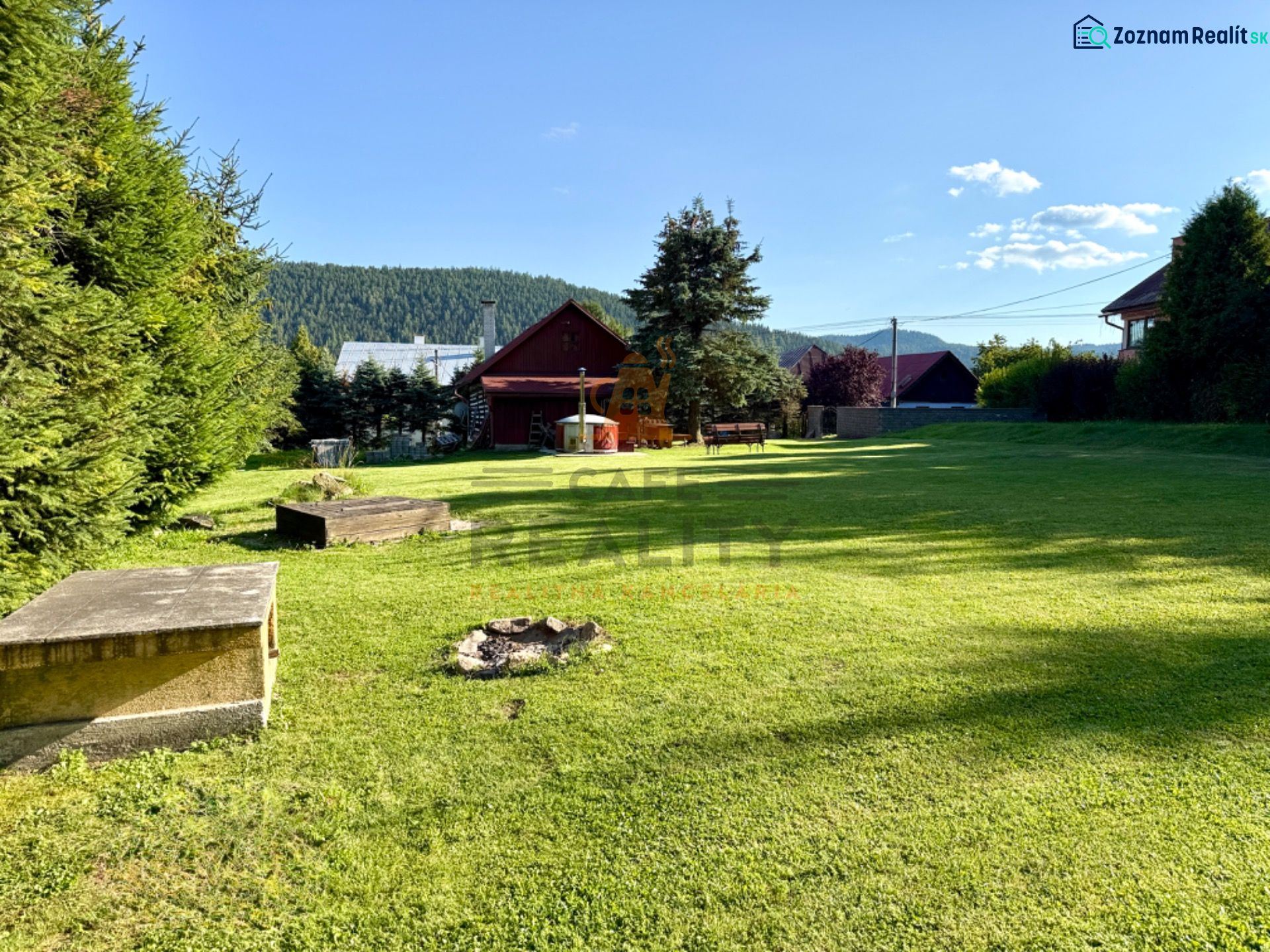 Garten bei einem Einfamilienhaus in der Straße Jána Švermu in Šumiac mit Rasen und Feuerstelle.