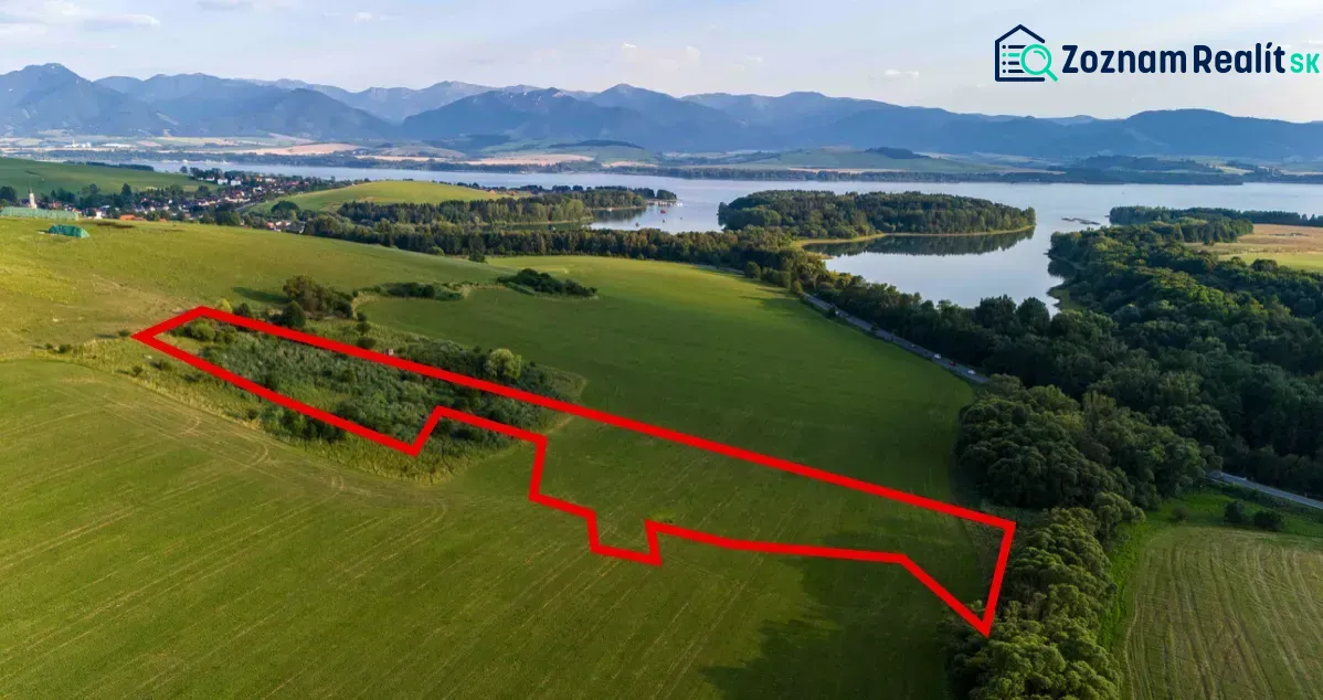 Luftaufnahme von der besonderen Immobilie in Liptovský Trnovec mit Umgebung und Wasserfläche.