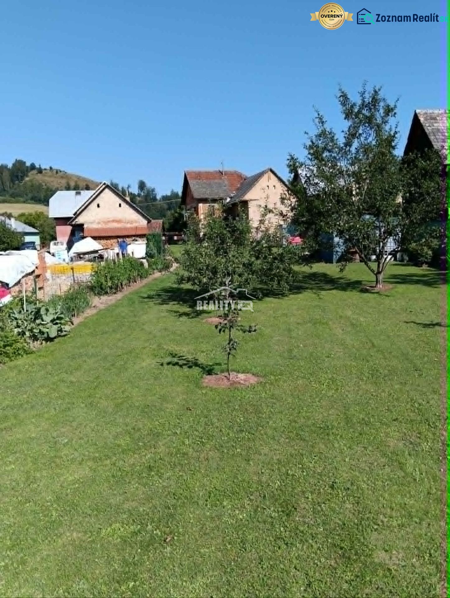 Garten mit Rasen und Obstbäumen bei Häusern in Ovčiarsko, Grundstücke - Wohnen.