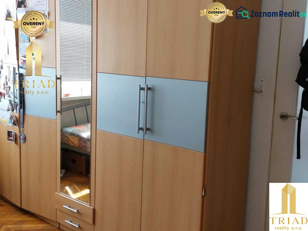 Ein Kleiderschrank mit Holzboden in einer Einzimmerwohnung.