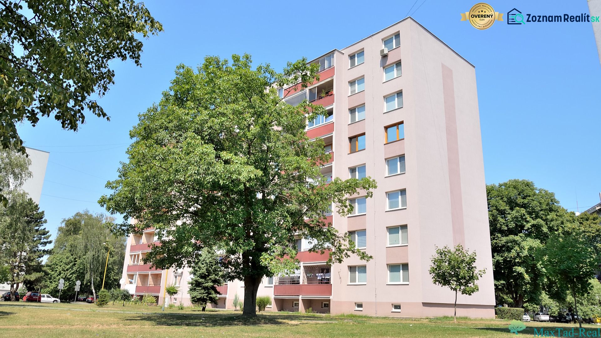 Ein Wohnhaus mit 3-Zimmer-Wohnungen in der Martina Rázusa Straße in Michalovce, umgeben von Grünflächen.