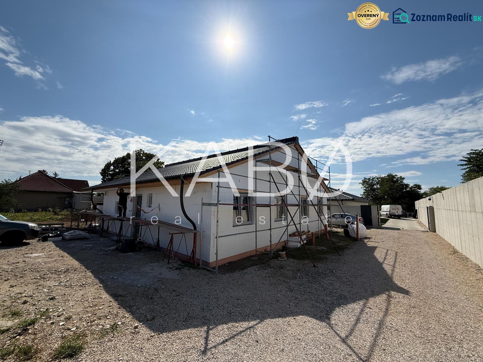 Ein Einfamilienhaus in der Orolská-Straße in Ivanka bei Nitra während der Renovierung, sonniges Wetter.
