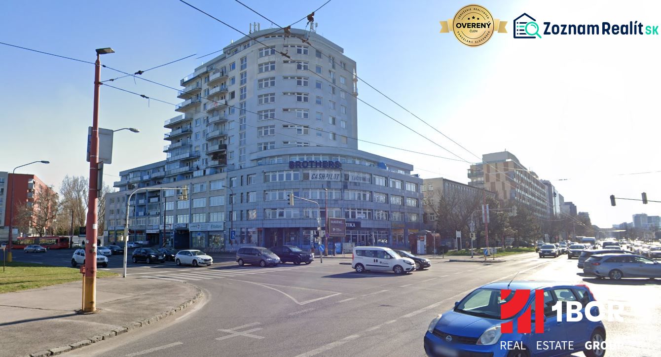 Das Gebäude in der Tomášikova-Straße in Bratislava - Ružinov, eine belebte Kreuzung und Verkehr.