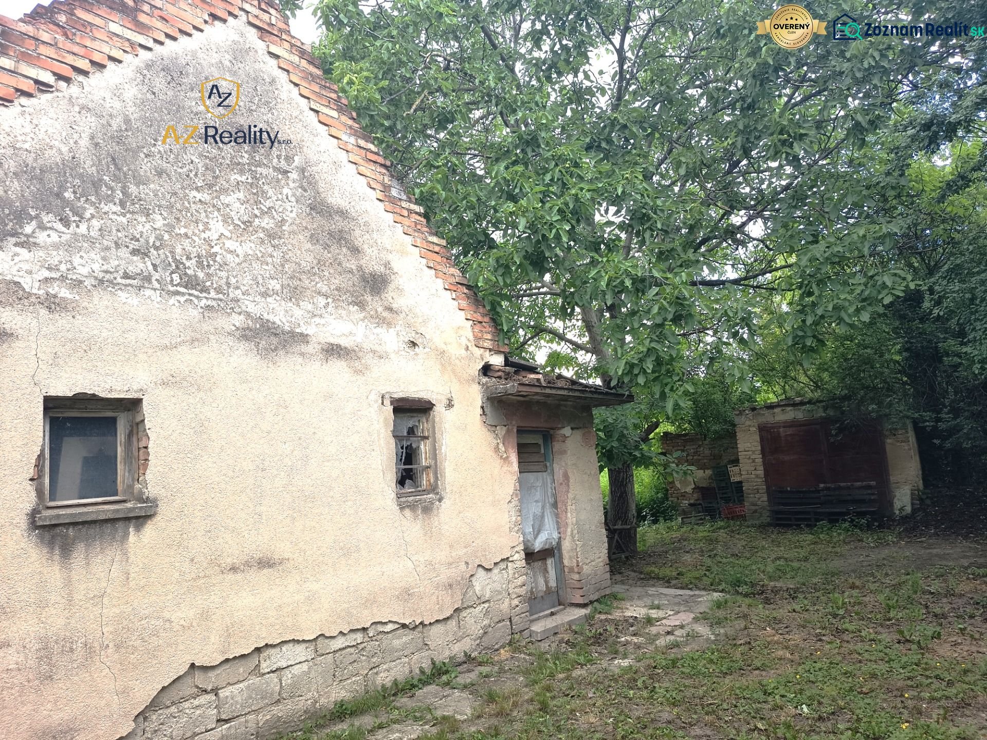 Ein älteres Familienhaus in Nové Zámky, umgeben von Grün, mit beschädigten Wänden.