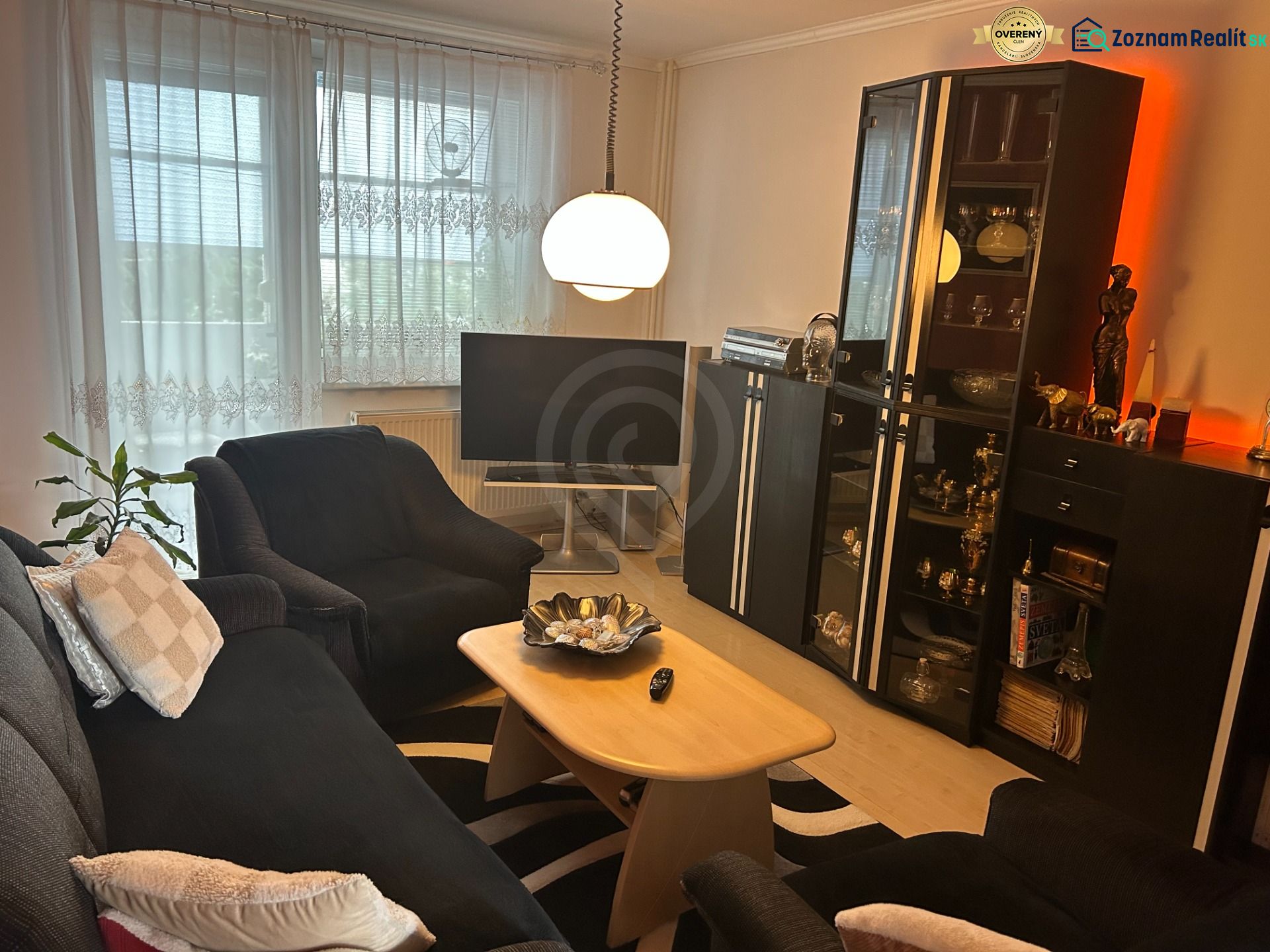 Wohnzimmer in einer 3-Zimmer-Wohnung mit bequemer Sitzecke und Stehlampe.