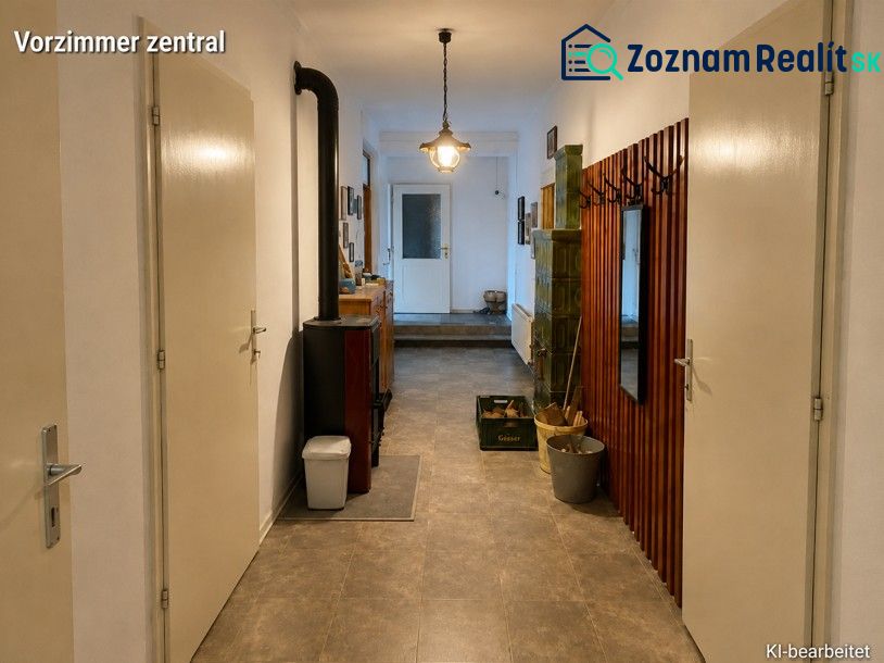 Der Flur in einem Einfamilienhaus mit einer Garderobe, einem Spiegel und einem Ofen, der Boden mit Holzdekor.
