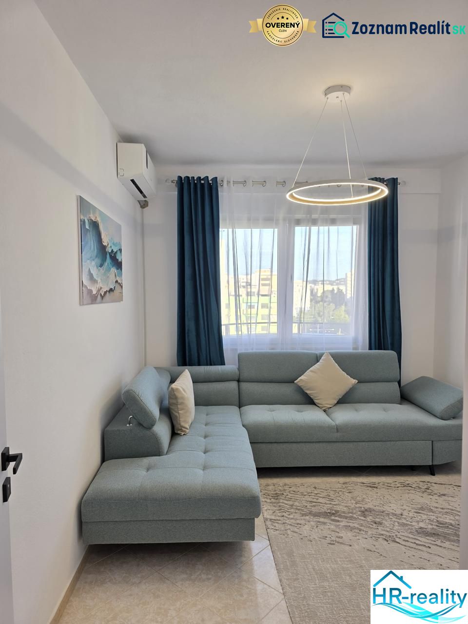 Wohnzimmer in einer 2-Zimmer-Wohnung mit einem bequemen Sofa und stilvoller Beleuchtung.