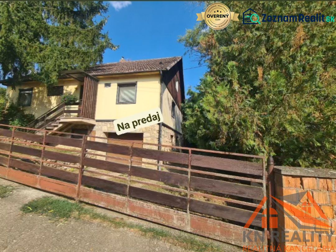 Ein Einfamilienhaus in Svodín, umgeben von Grün, mit einer Steinterrasse, zu verkaufen.