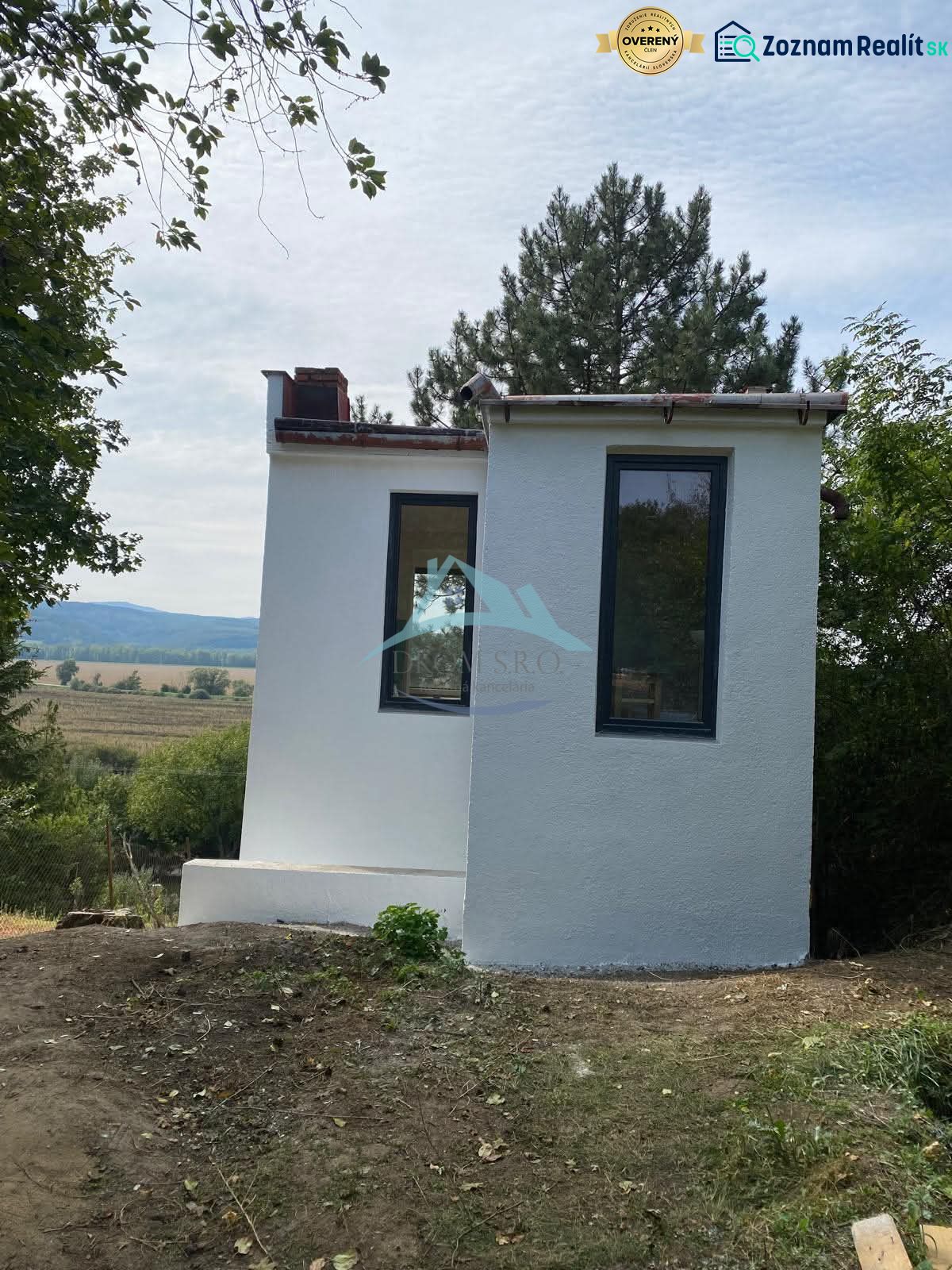 Ein kleines Häuschen in Šahy, umgeben von Bäumen und schöner Natur.