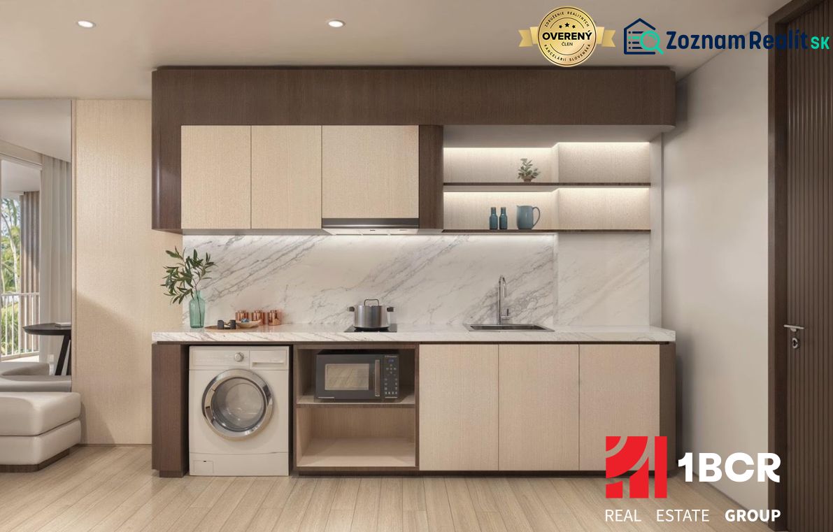 Küche mit Marmorrückwand in einer 2-Zimmer-Wohnung, Boden mit Holzdekor.