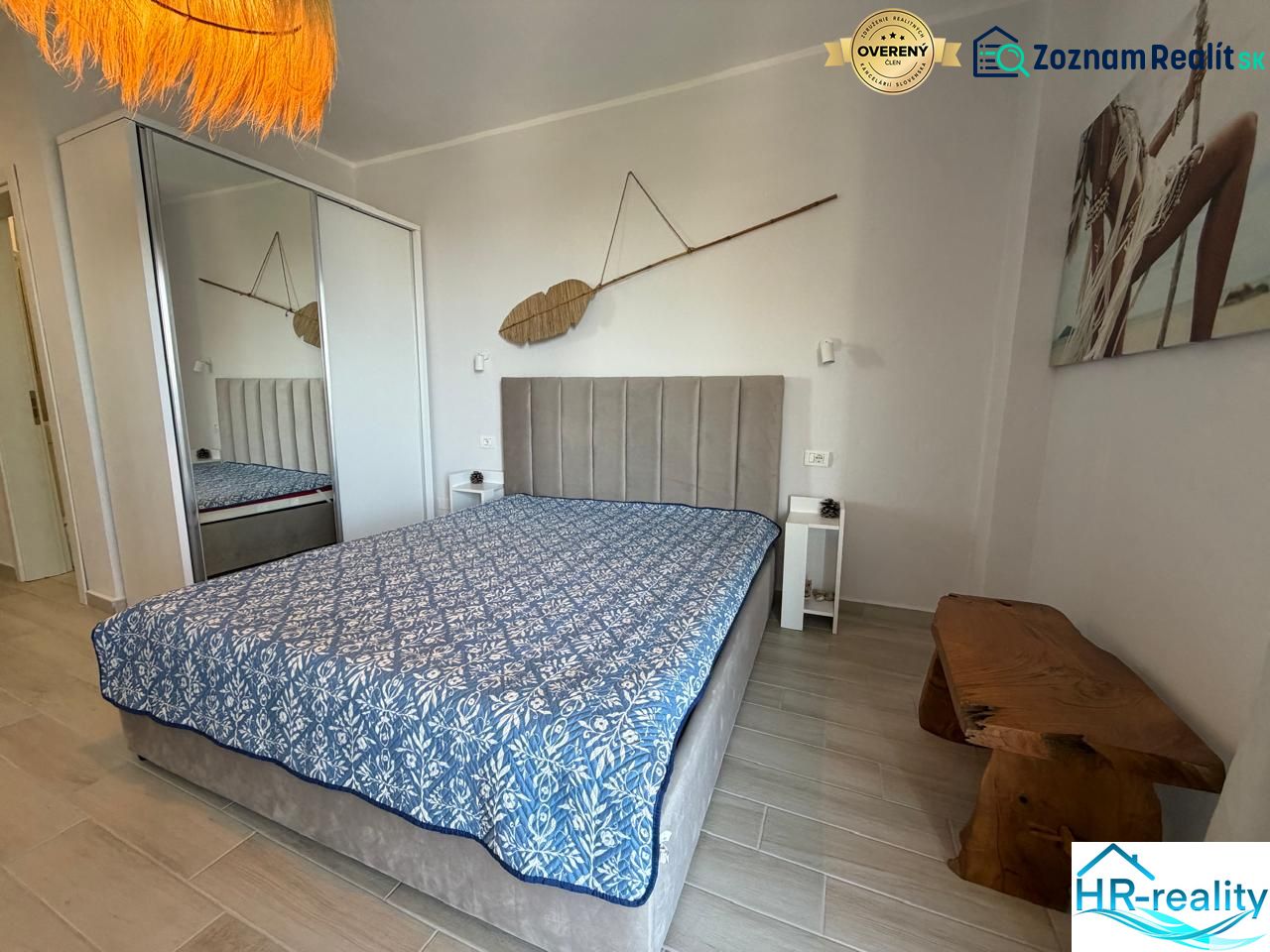 Einzimmerwohnung mit einem bequemen Bett, einem Einbauschrank und einem dekorativen Element an der Wand.