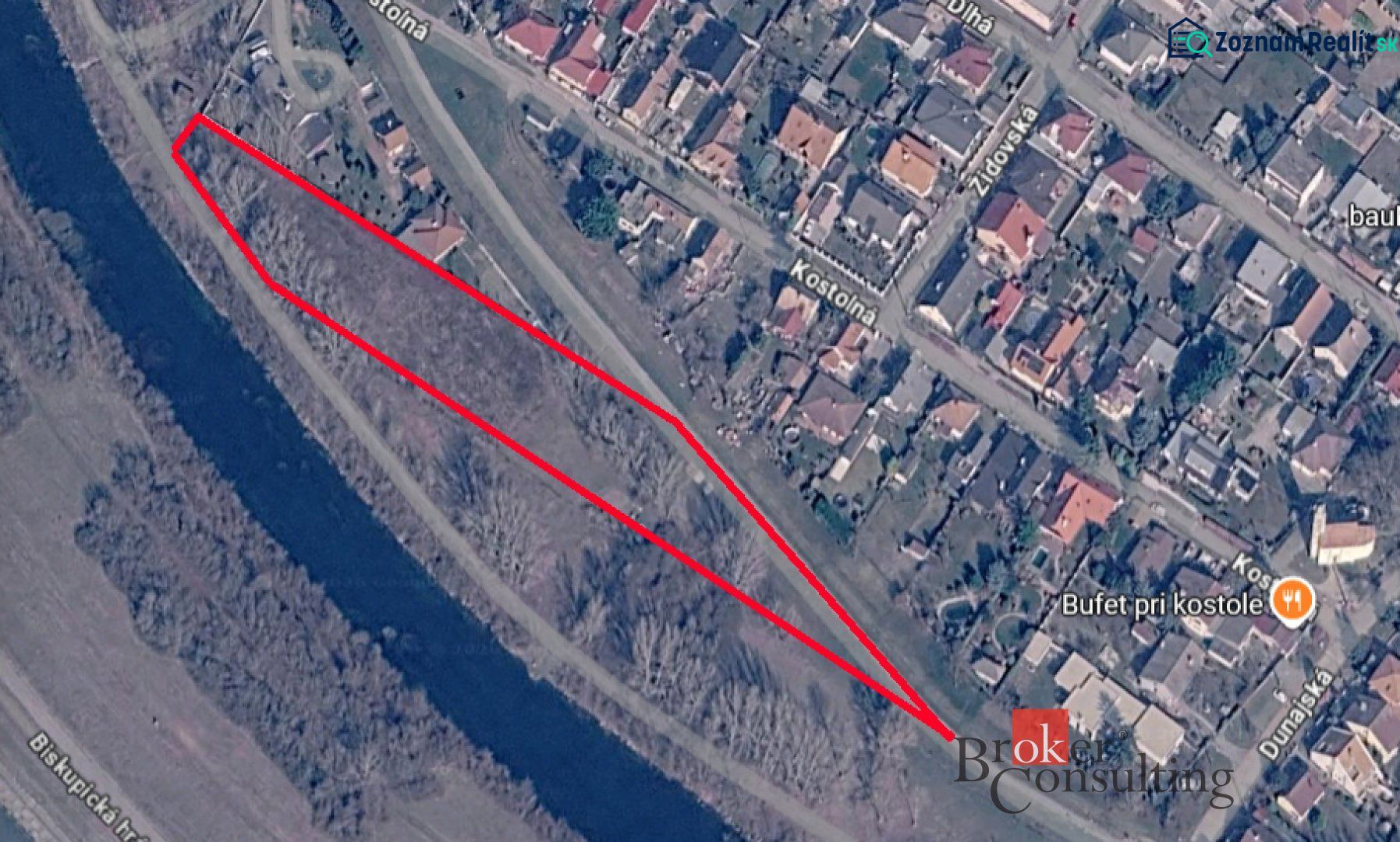 Luftaufnahme von Erholungsgrundstücken in Hamuliakovo in der Nähe des Gewässers und der Straße Kostolná.