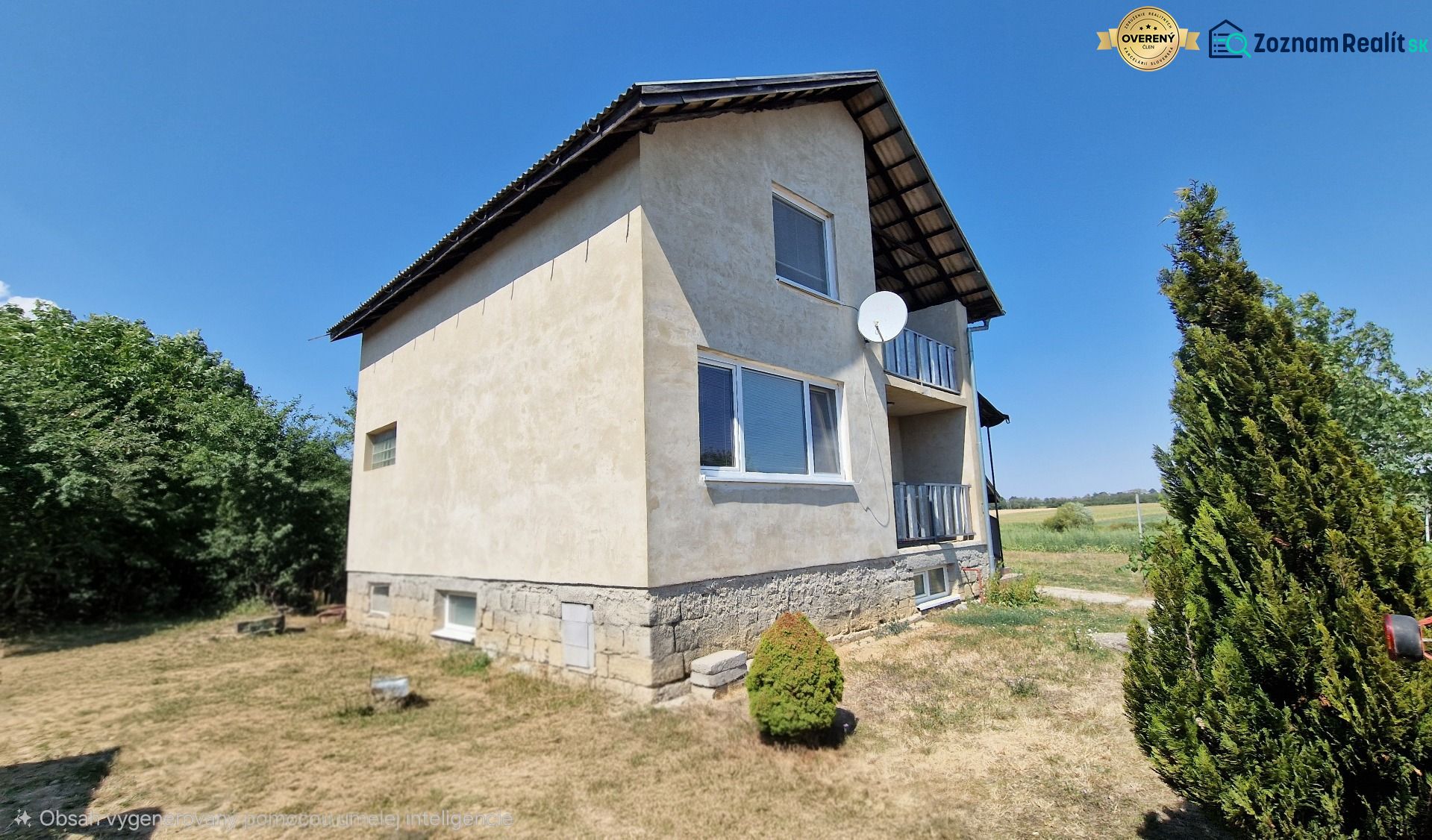 Einfamilienhaus in der Biela-Straße in Kazimír mit großem Hof und Satellitenschüssel.
