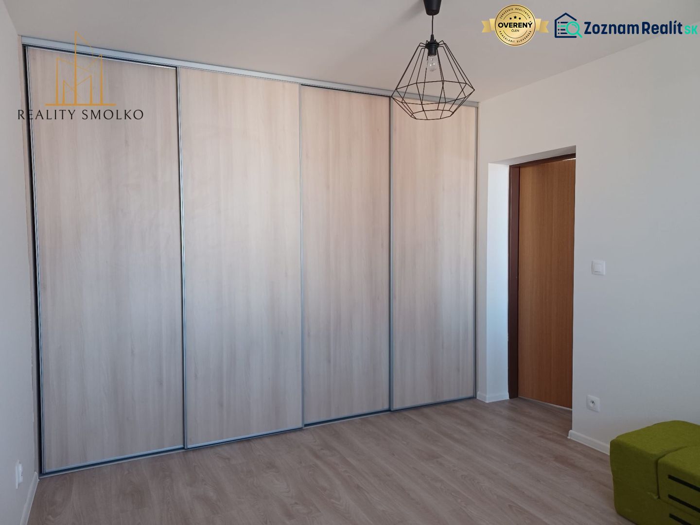 In der 2-Zimmer-Wohnung befindet sich ein Einbauschrank und ein Boden mit Holzdekor.