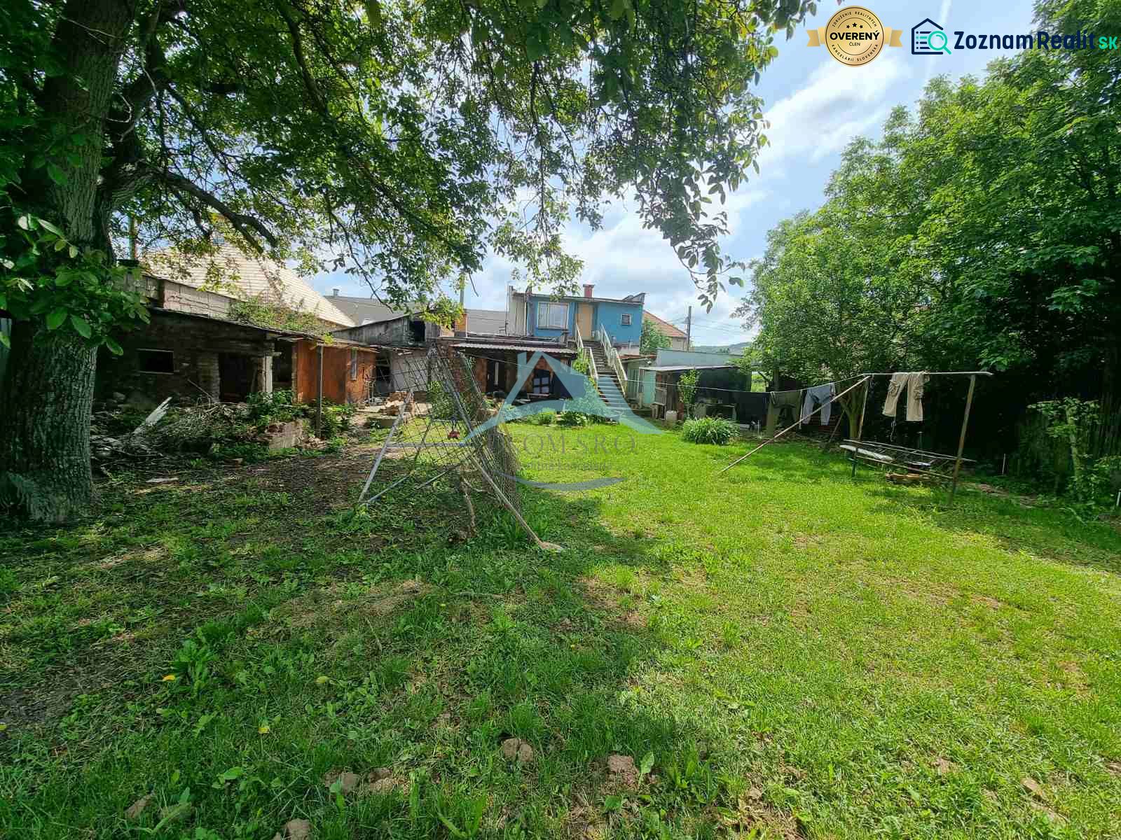 Der Garten beim Einfamilienhaus in der Šípošová-Straße in Šahy mit Wäscheleinen.