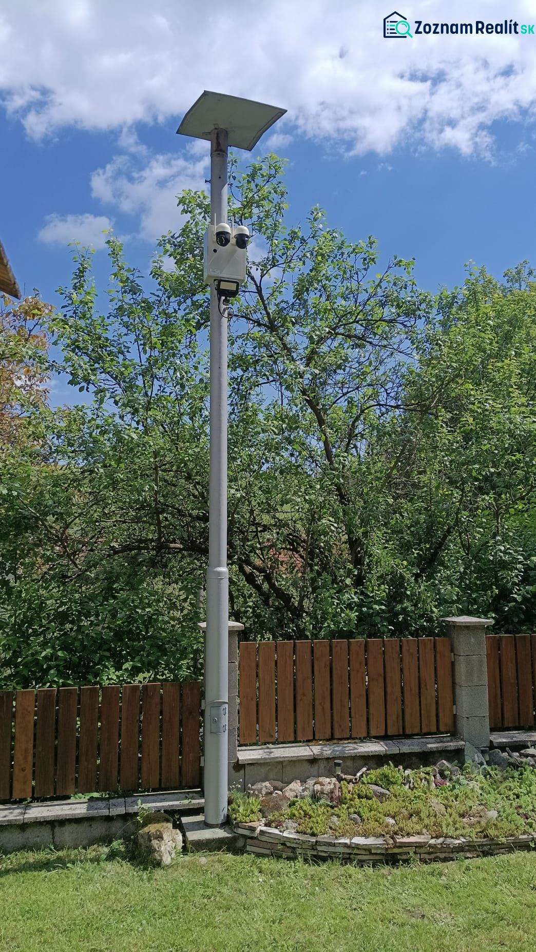 Solare Beleuchtung mit Kamera am Zaun im Garten eines Einfamilienhauses in Mikušovce.