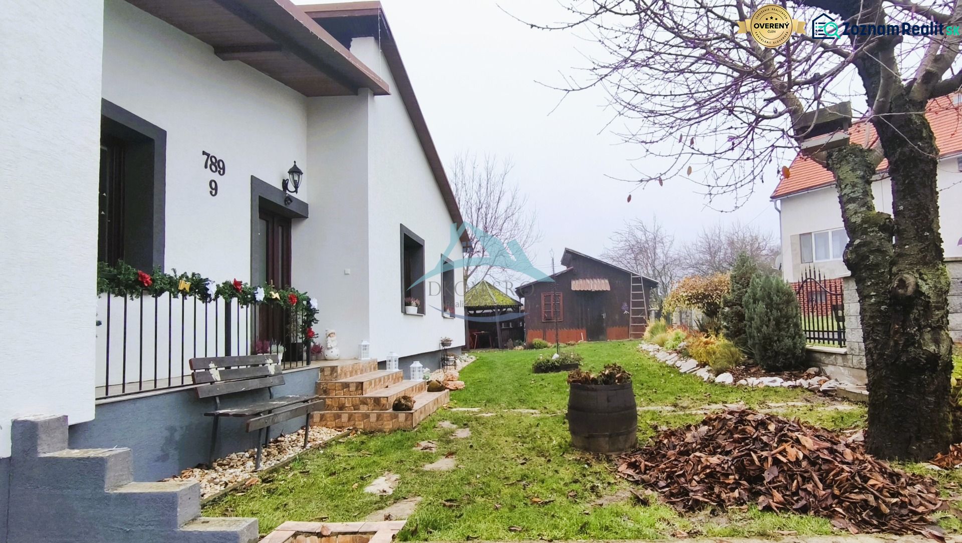 Einfamilienhaus in der Vinohradnícka-Straße in Veľký Krtíš mit Vorgarten und Bank.