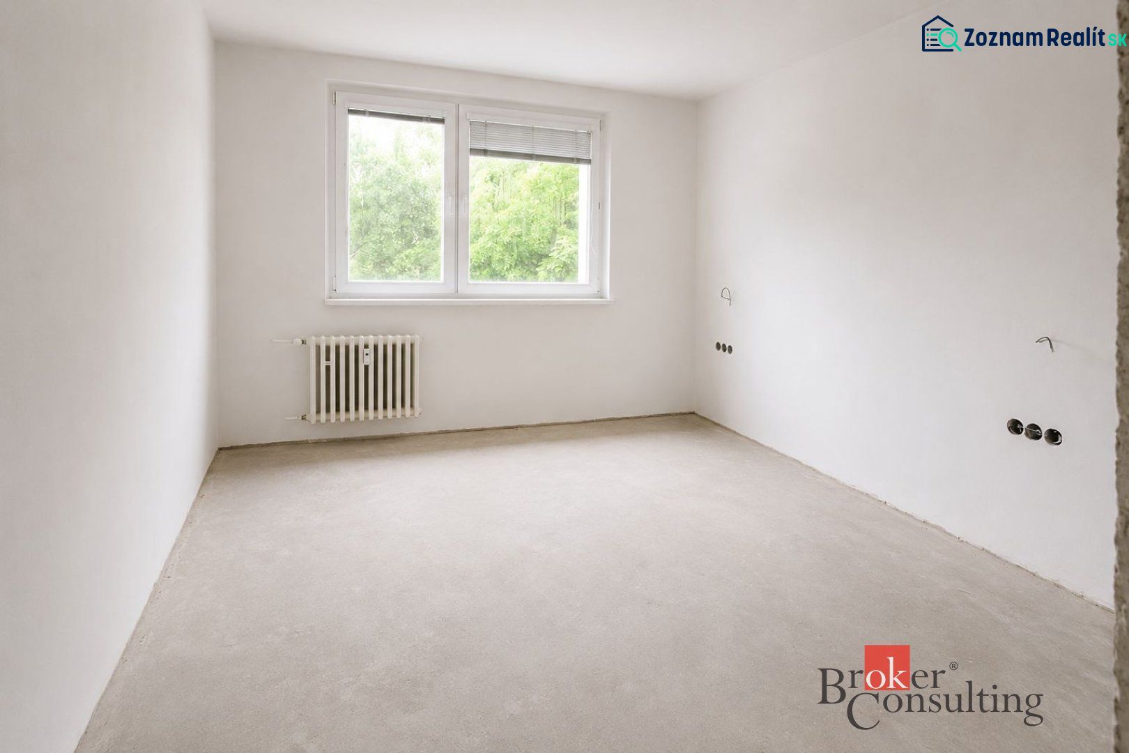 Küche in einer 4-Zimmer-Wohnung mit Holzboden und großem Fenster.