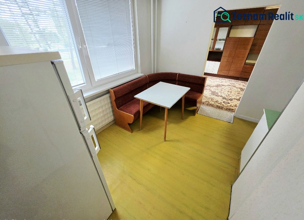 Küche in einer 3-Zimmer-Wohnung mit Eckbank und Tisch.
