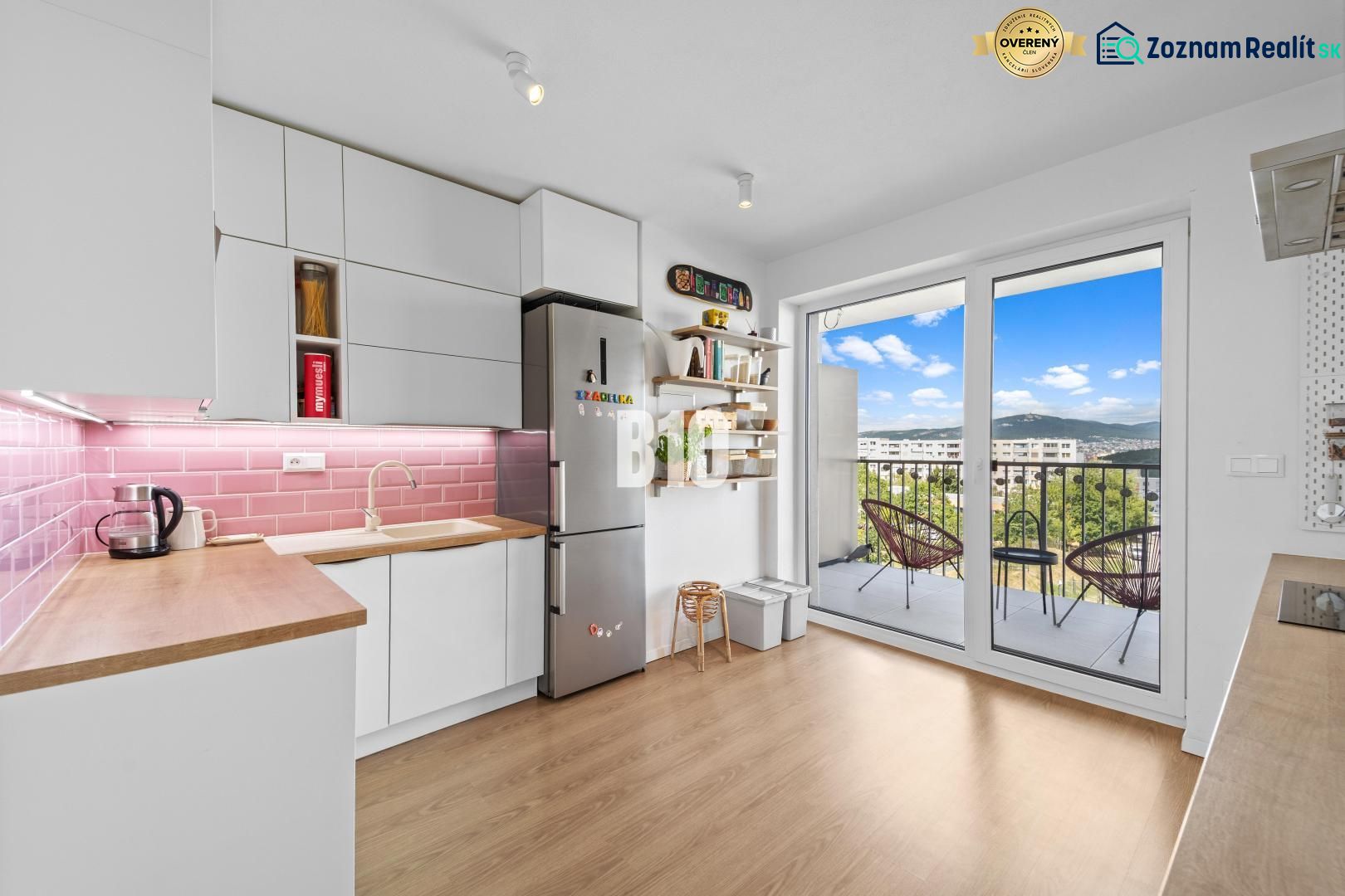 Küche in einer 4-Zimmer-Wohnung mit Balkon und Boden in Holzoptik.