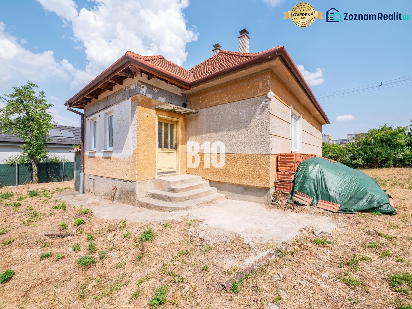 Ein Einfamilienhaus in Nitra mit Treppen und einem ungepflegten Hof.