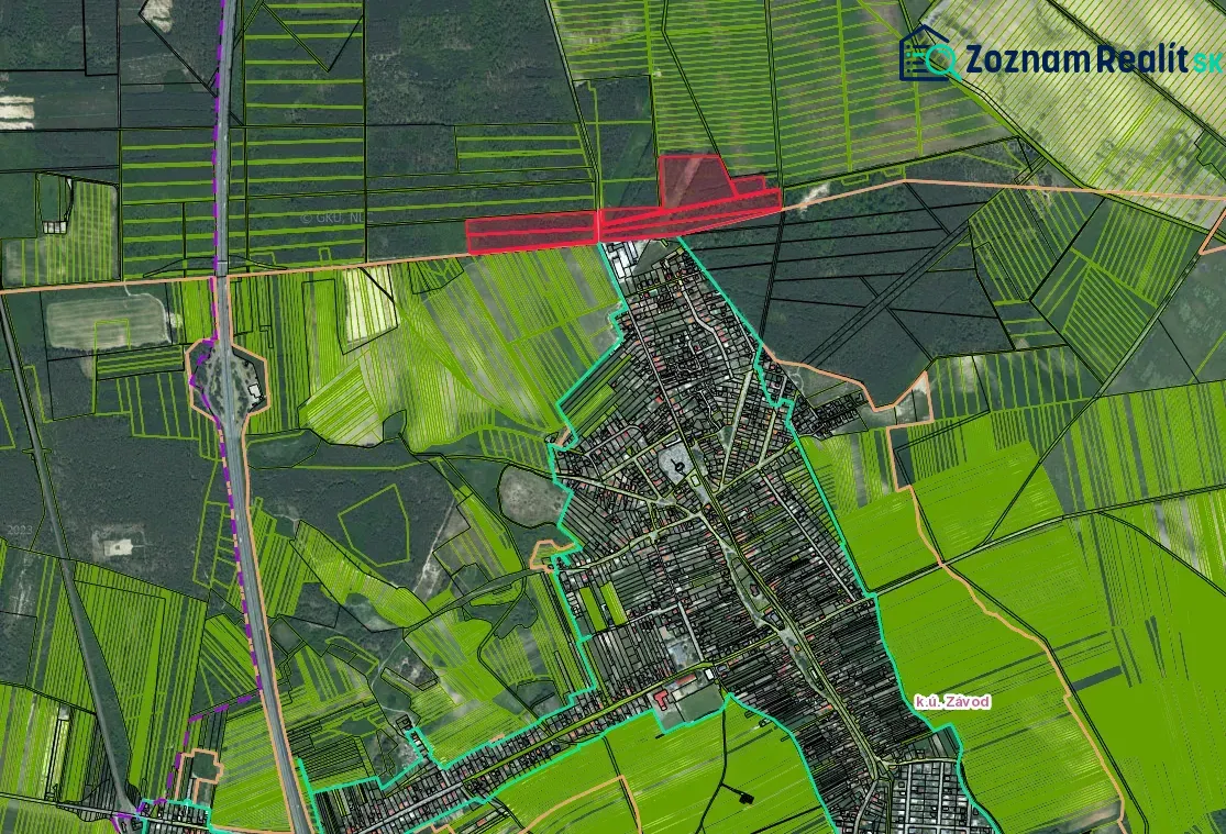 Luftaufnahme von landwirtschaftlichen und forstwirtschaftlichen Flächen in Moravský Svätý Ján.