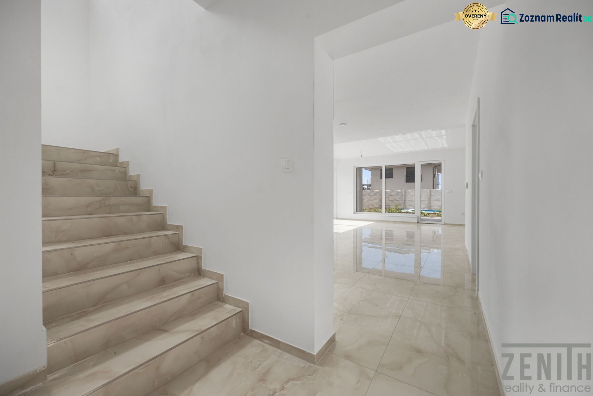 Treppen und ein heller Flur im Einfamilienhaus, Boden mit Holzdekor.