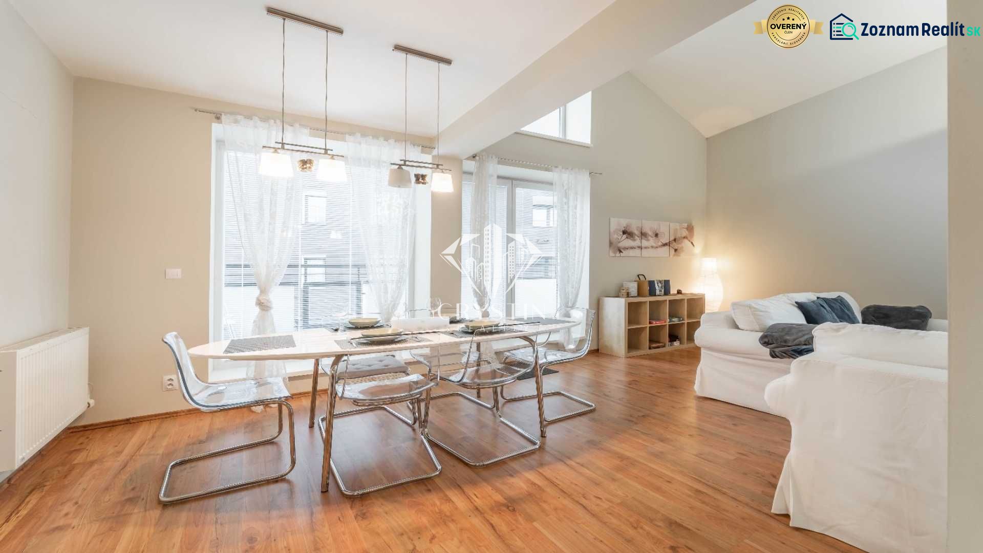 Ferienwohnung mit Esstisch, bequemen Sofas und einem Boden in Holzoptik.