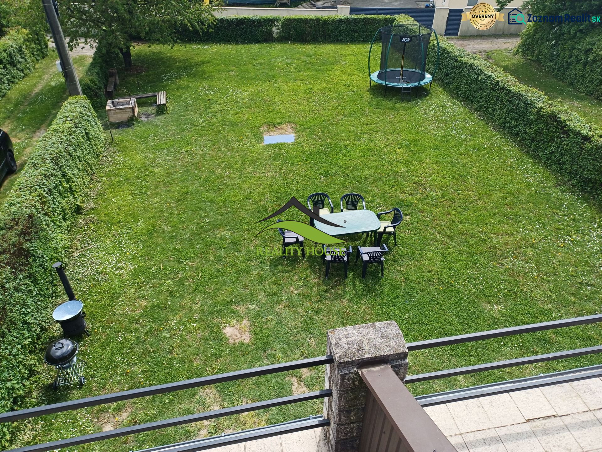 Garten bei der Hütte in Kaluža mit Trampolin und Sitzgelegenheit auf dem Rasen.