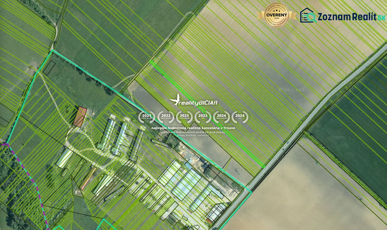 Luftaufnahme von landwirtschaftlichen und forstwirtschaftlichen Flächen in Smolenice in der Továrenská-Straße.