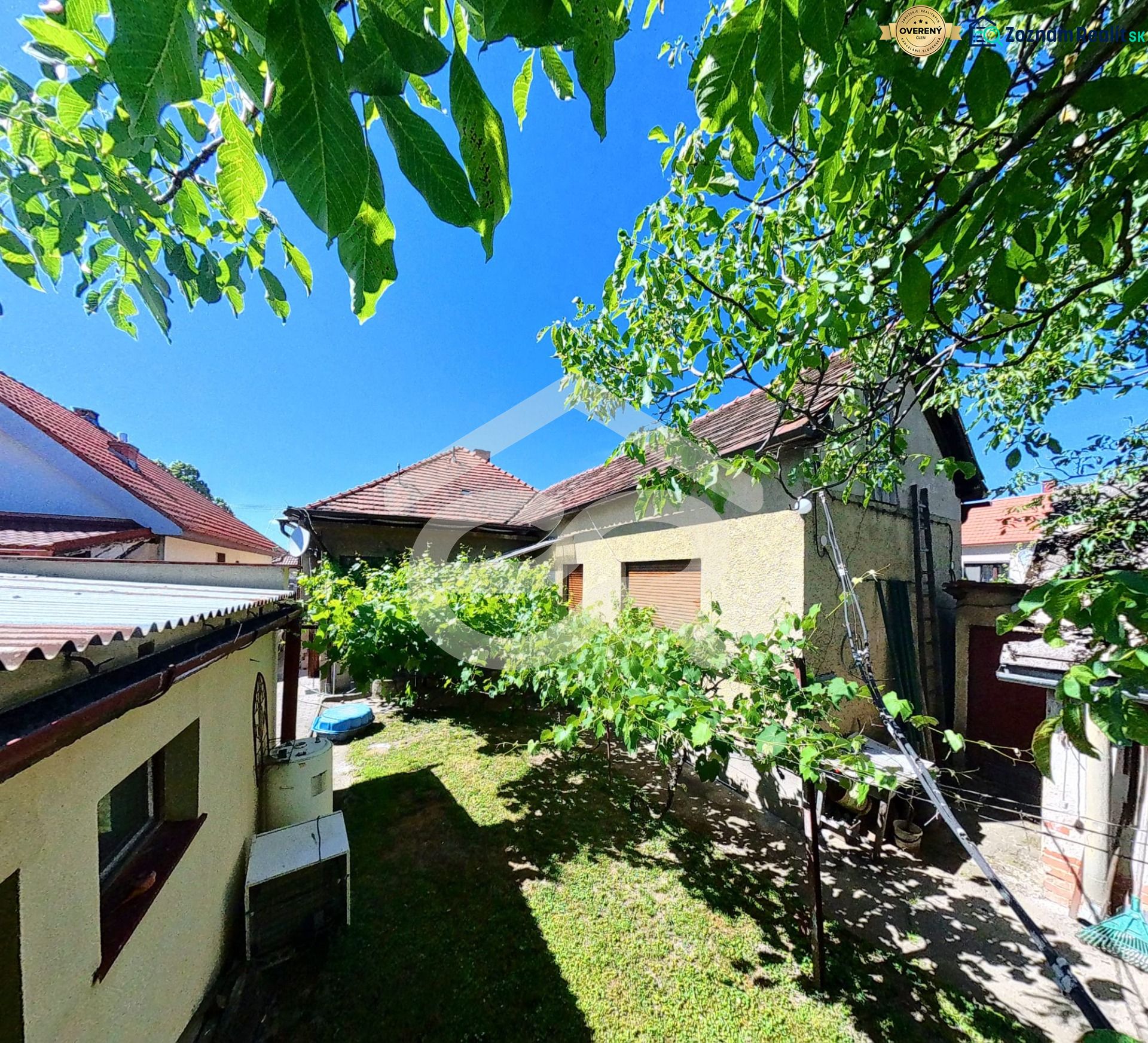 Das Einfamilienhaus in der Sládkovičova 135 in Zlaté Moravce mit grünem Hof und Weinberg.
