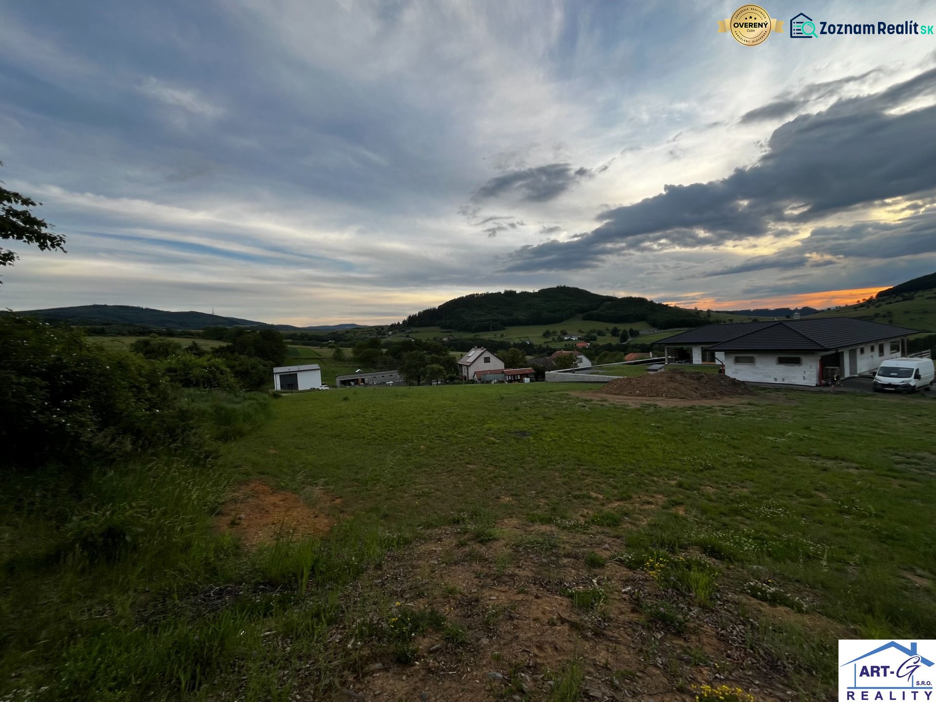 Landschaftlicher Blick auf Wohnbaugrundstücke in Stožok mit Blick auf die Berge und den Himmel.
