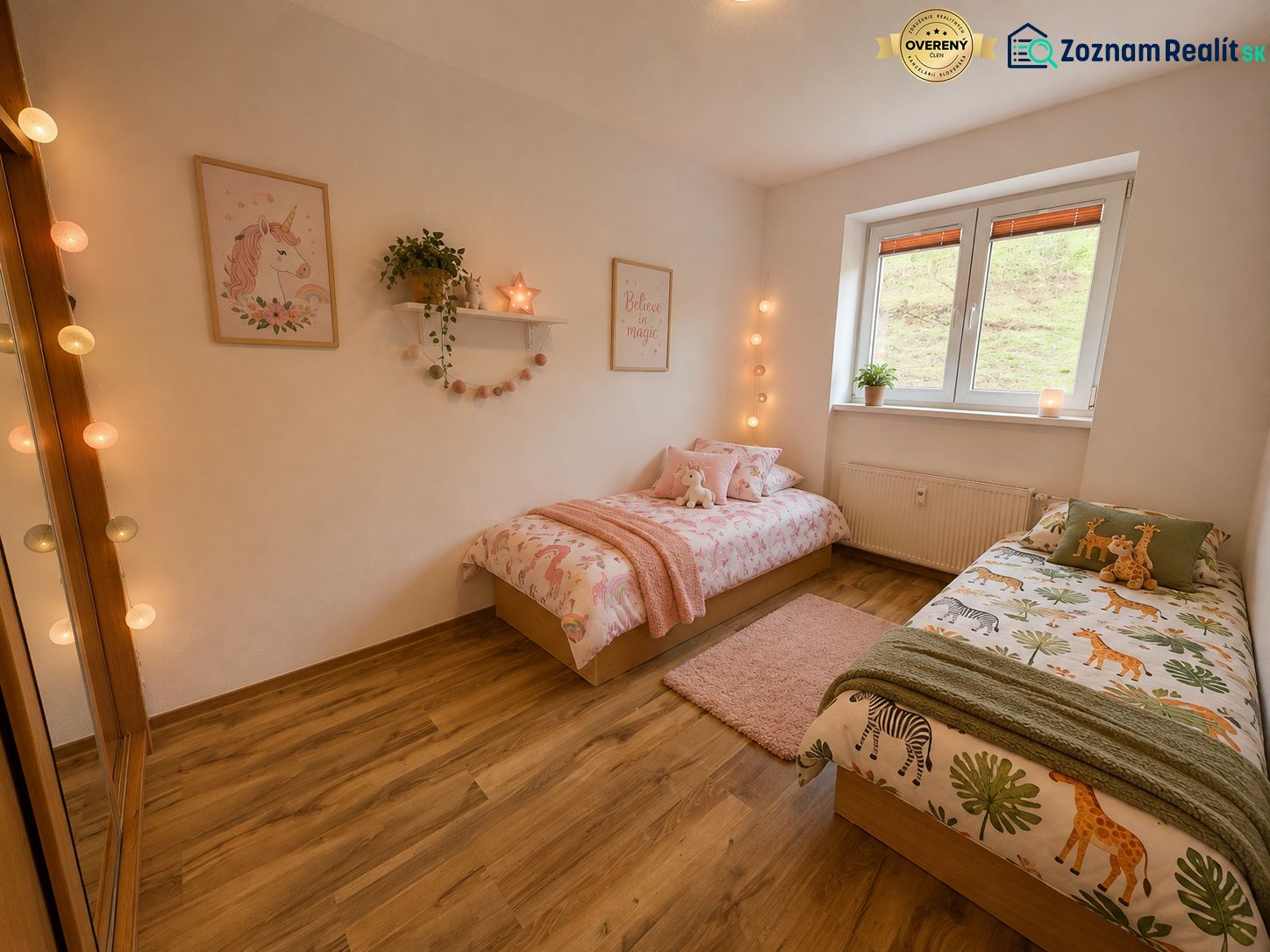 Kinderzimmer in einer 3-Zimmer-Wohnung mit Holzboden, fröhlichen Betten und Dekorationen.