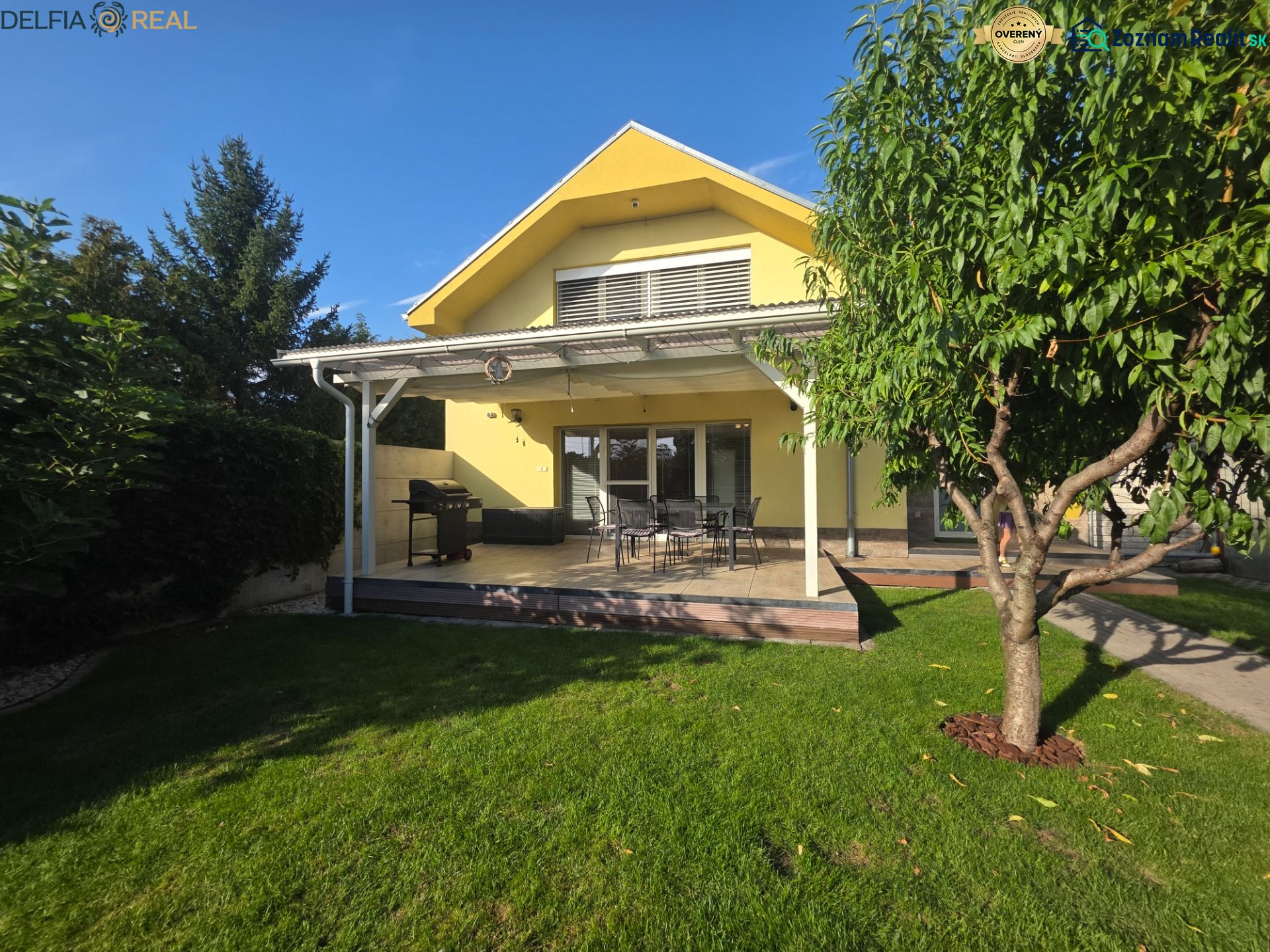 Einfamilienhaus in Oľdza mit Garten, Terrasse und überdachtem Sitzbereich.