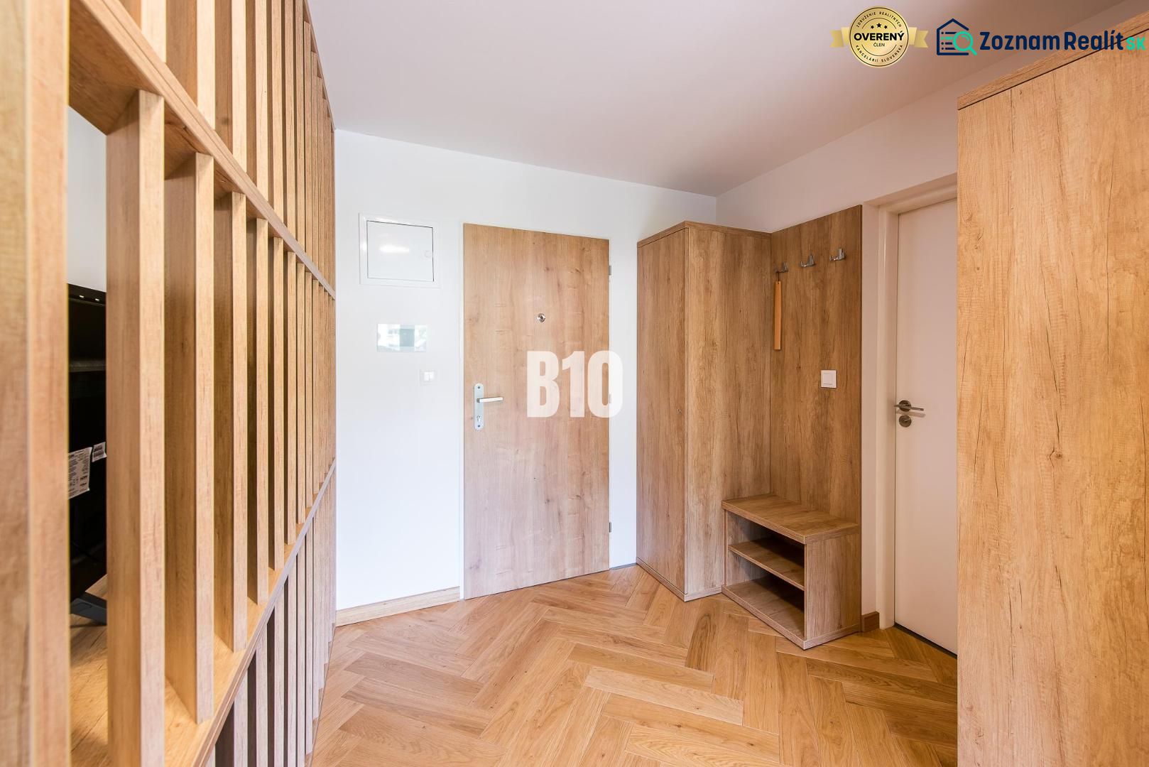 Eingangshalle mit Holzdekor, Türen und Boden mit Holzdekor im Ferienapartment.