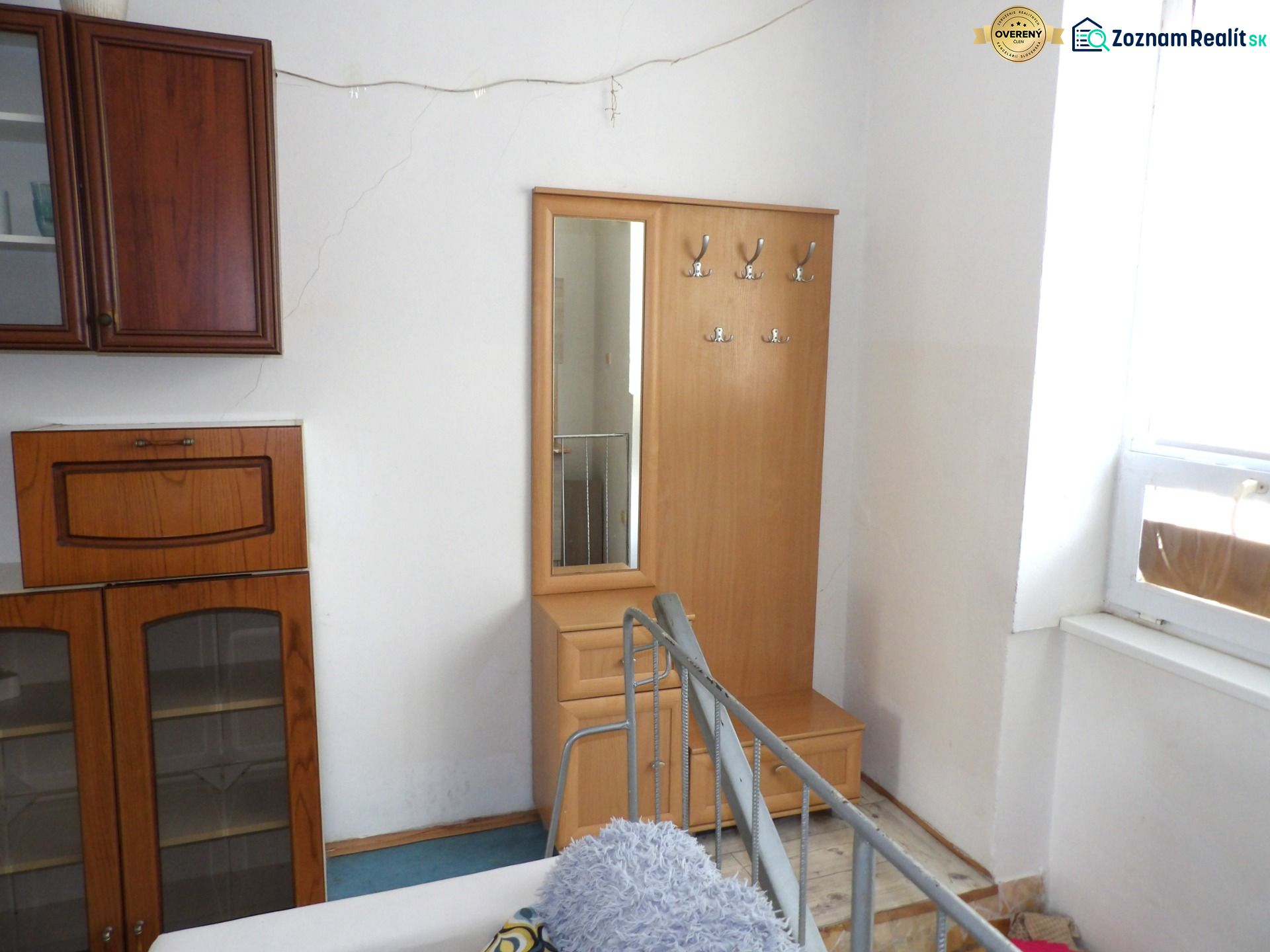 In der 2-Zimmer-Wohnung befindet sich eine Garderobe mit Spiegel und einem Aufbewahrungsschrank.