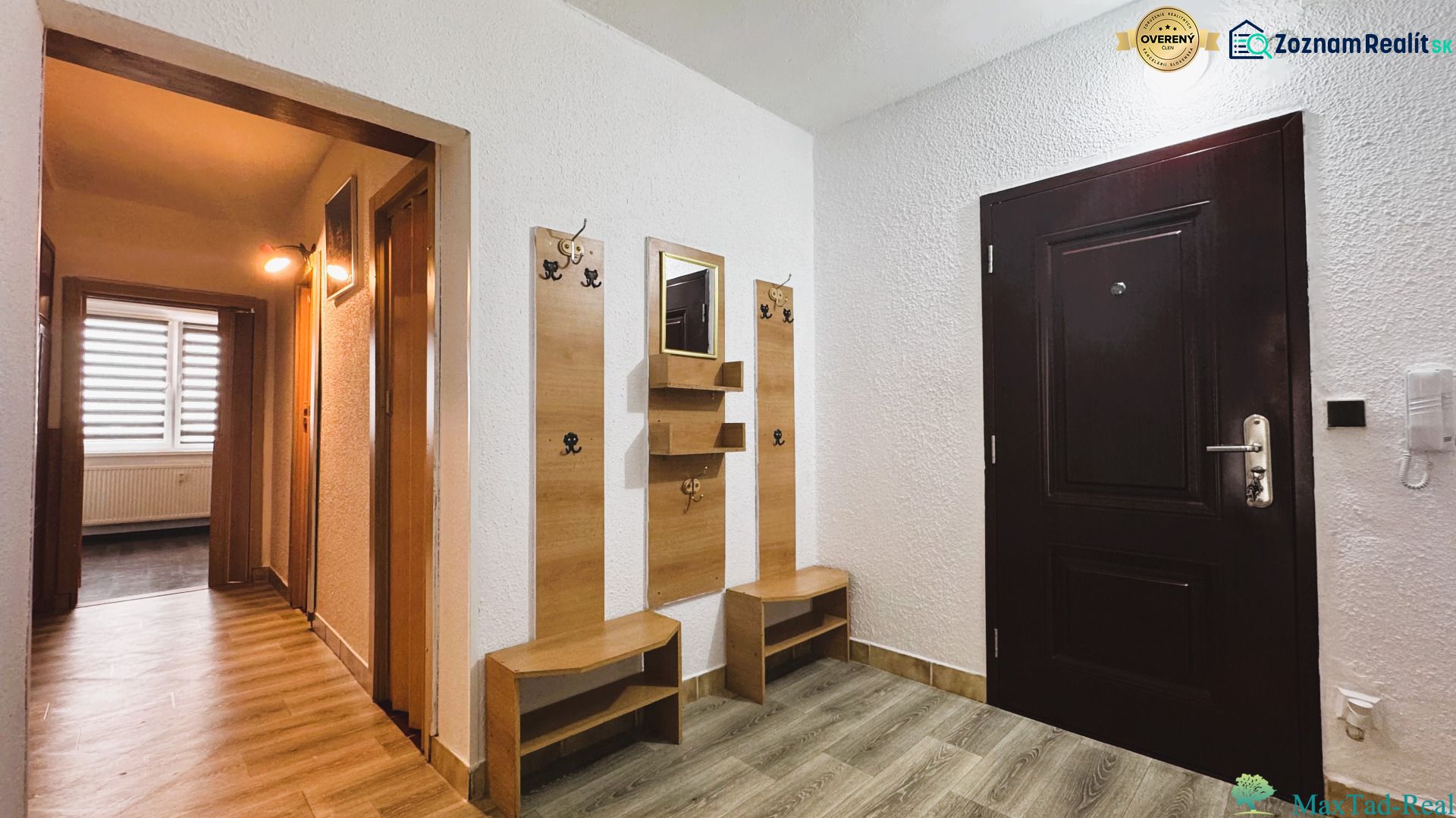 Eingangsflur mit Spiegel und Garderobe, 4-Zimmer-Wohnung mit Holzboden.