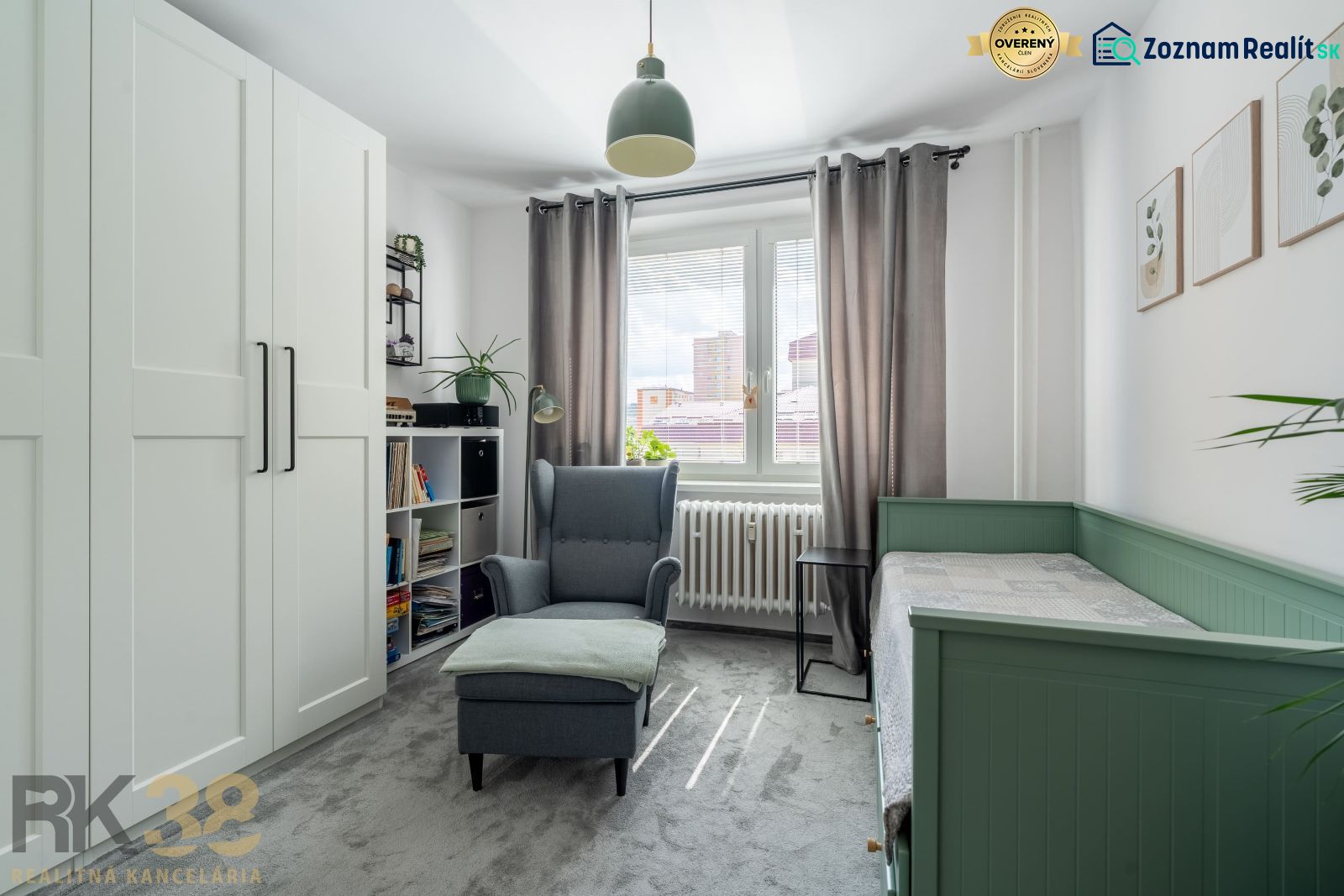 Helles Zimmer mit Sessel, Bett, Kleiderschrank und Dekorationen in einer 3-Zimmer-Wohnung.
