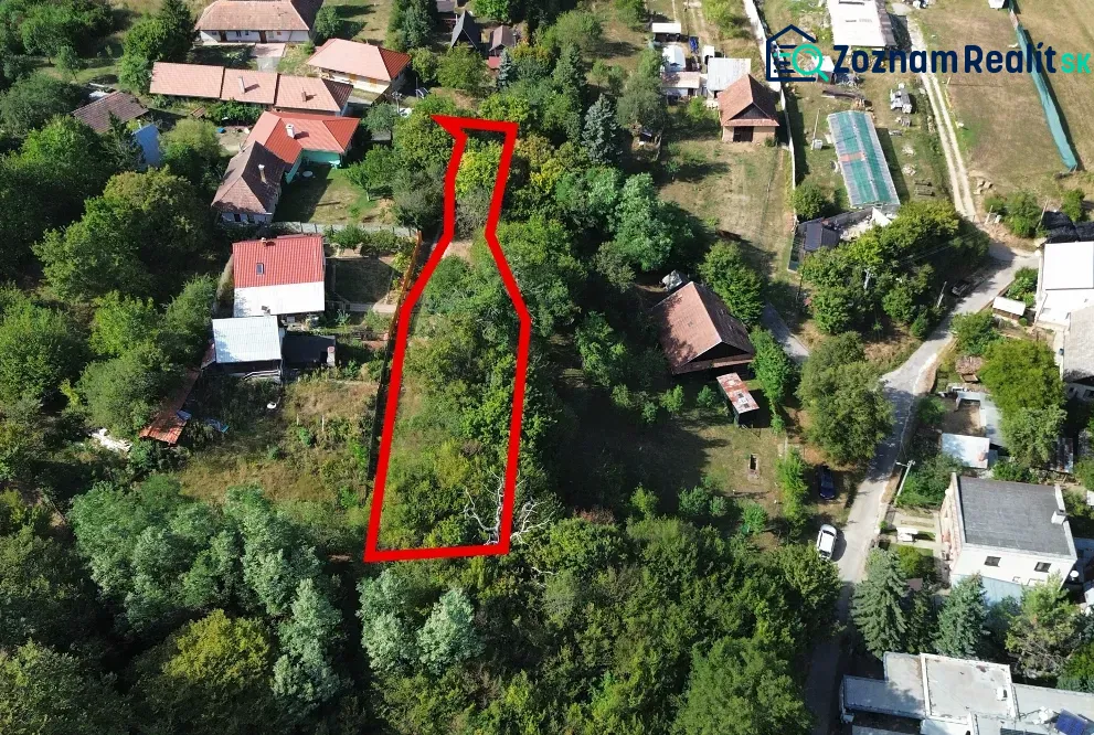Luftaufnahme der Gärten in Kolačno, umgeben von Häusern und Grünflächen.