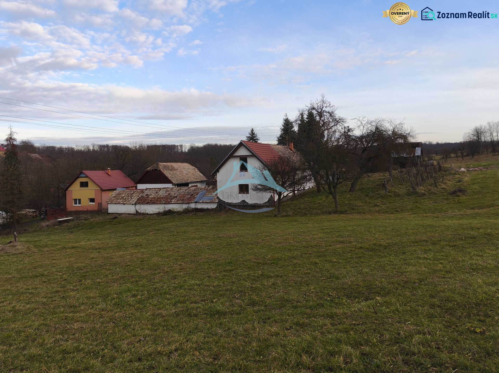 Ein Einfamilienhaus in Dolná Strehová in der Prieloh-Straße, umgeben von einer grünen Landschaft und Bäumen.